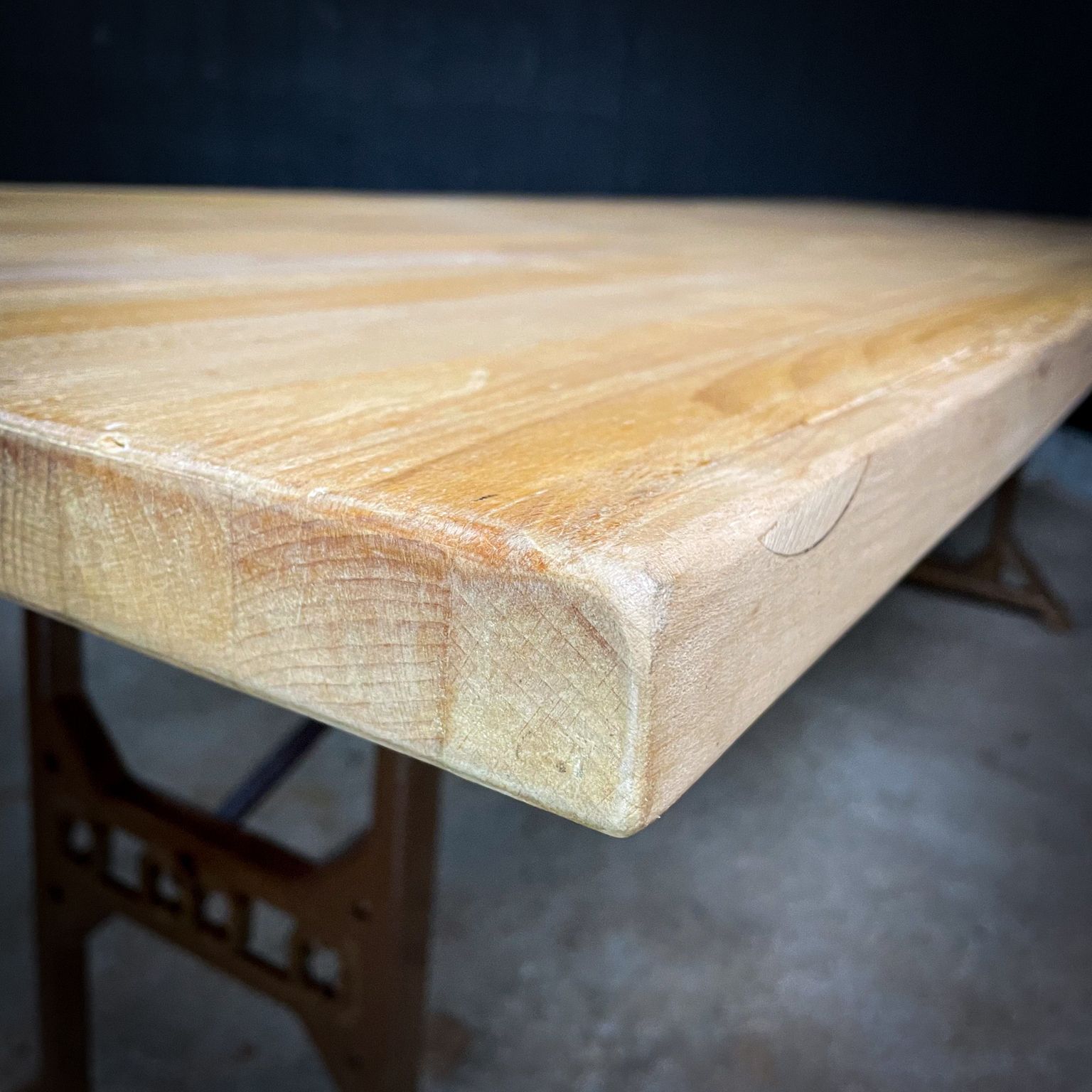 Industriële Eettafel Met Blad Van Beukenhout En Machinevoet photo Meubels