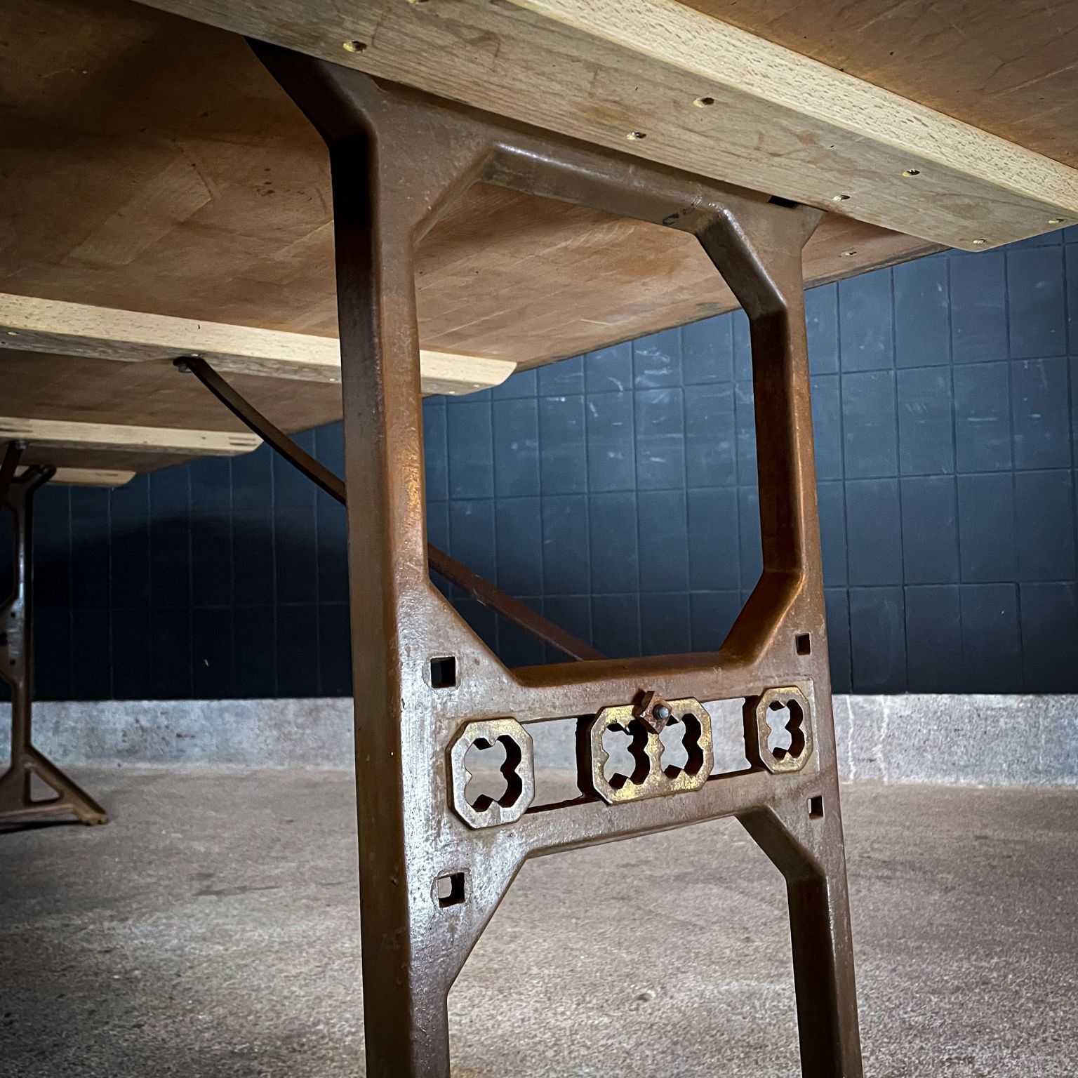 Industriële Eettafel Met Blad Van Beukenhout En Machinevoet photo buy