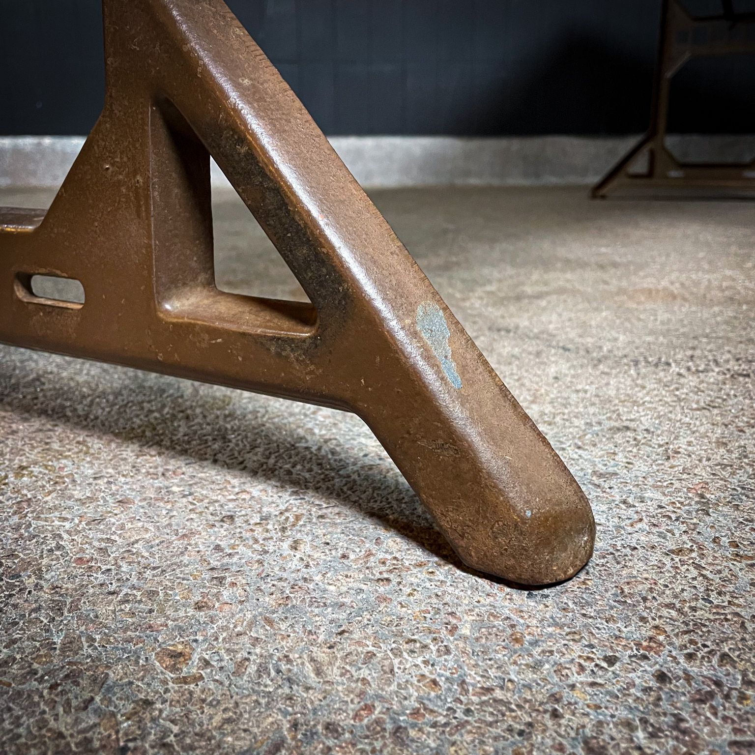 1795.0 Industriële Eettafel Met Blad Van Beukenhout En Machinevoet photo