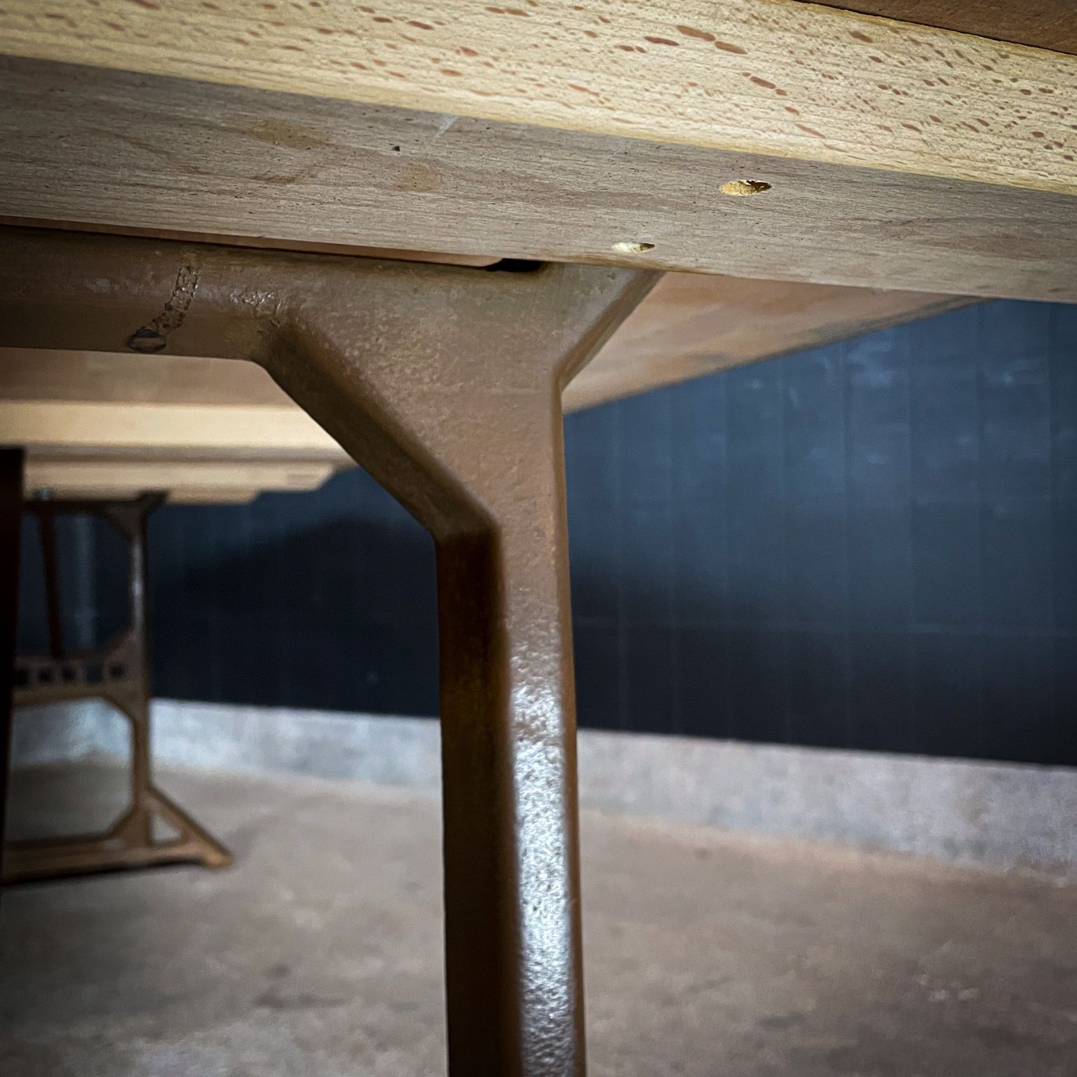 photo vinterior Industriële Eettafel Met Blad Van Beukenhout En Machinevoet