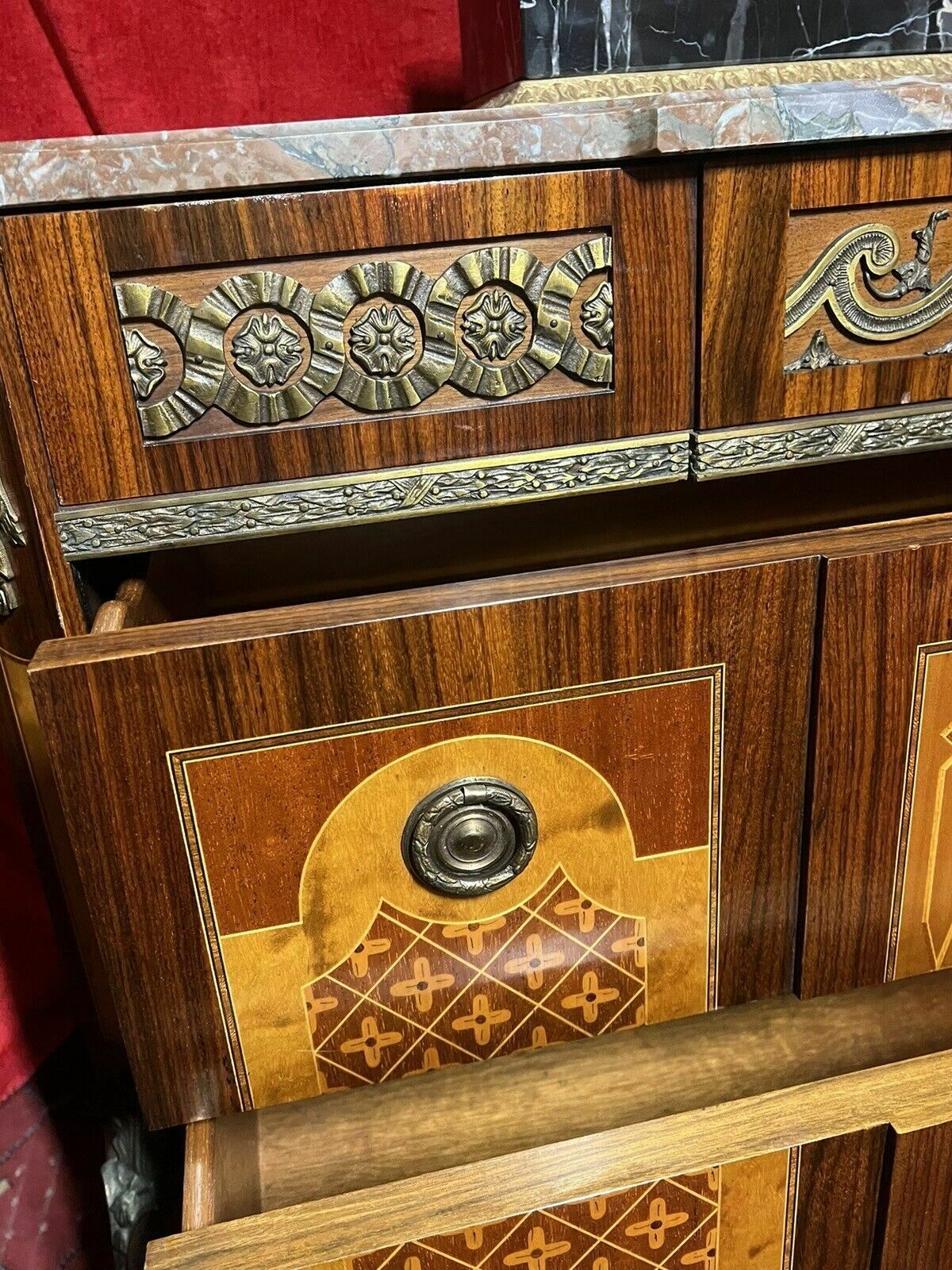 photo vinterior French Régency Ormolu/Marquetry Inlaid Breakfront Marble Top Commode