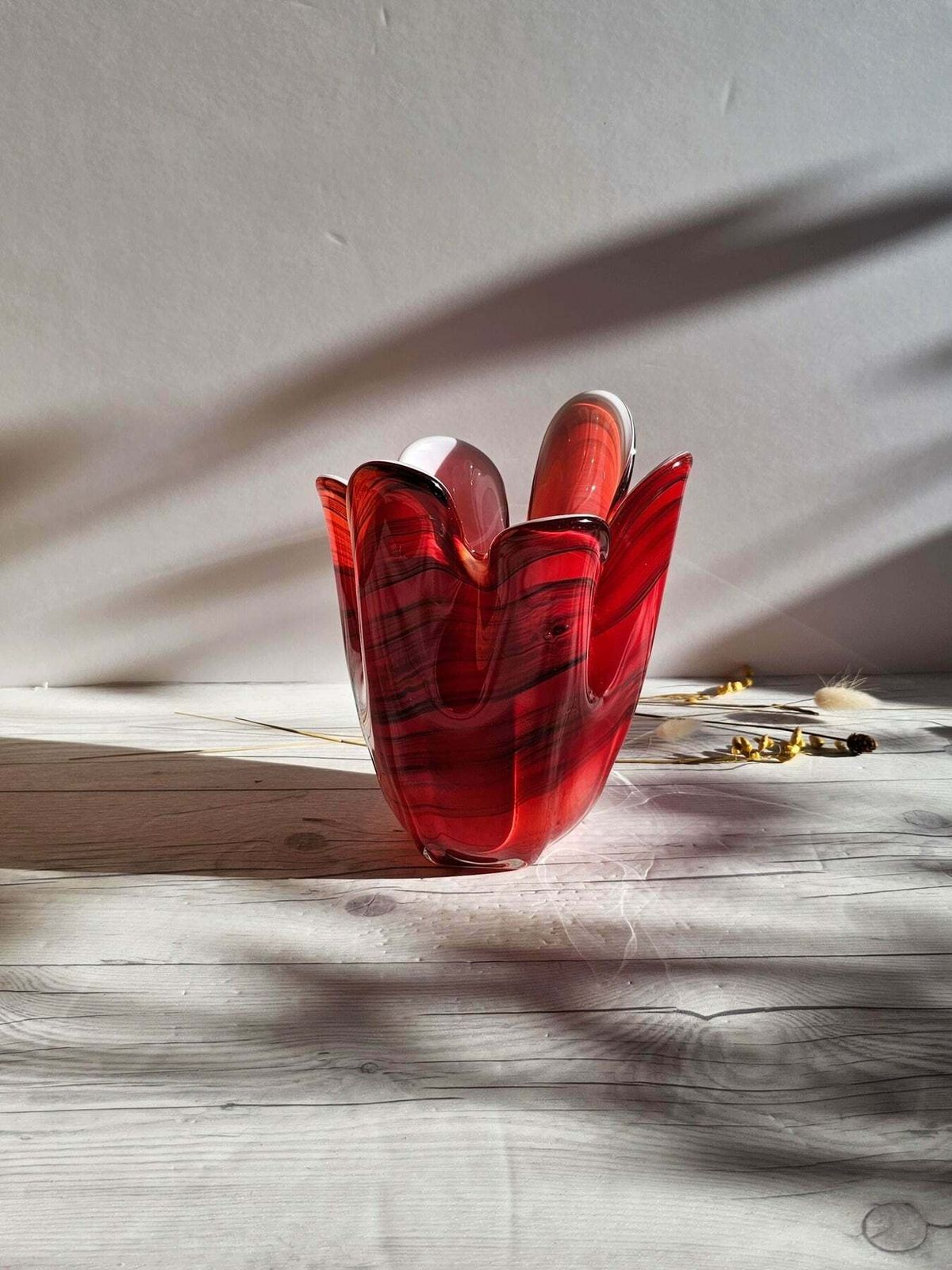 Hokuyo Glassworks, Scarlet Striped 6 Lobed Cased Anemone Fazzoletto Vase, 1960s 70s, Japanese photo vinterior