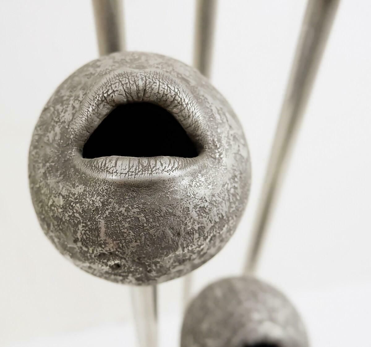 Abstract Lips Metal Sculpture By John Cotter, Signed On The Base photo Lighting