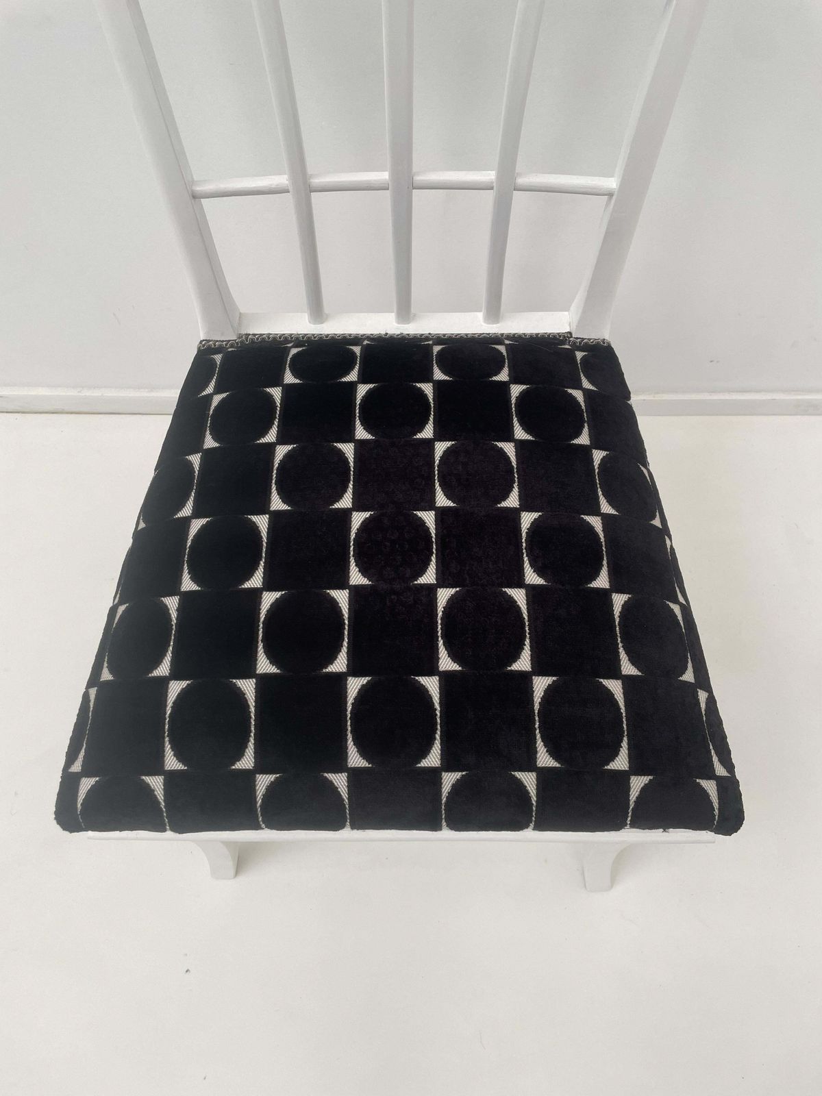 Set Of 12 Art Deco Style Chairs, White Wood And Fabric photo vinterior