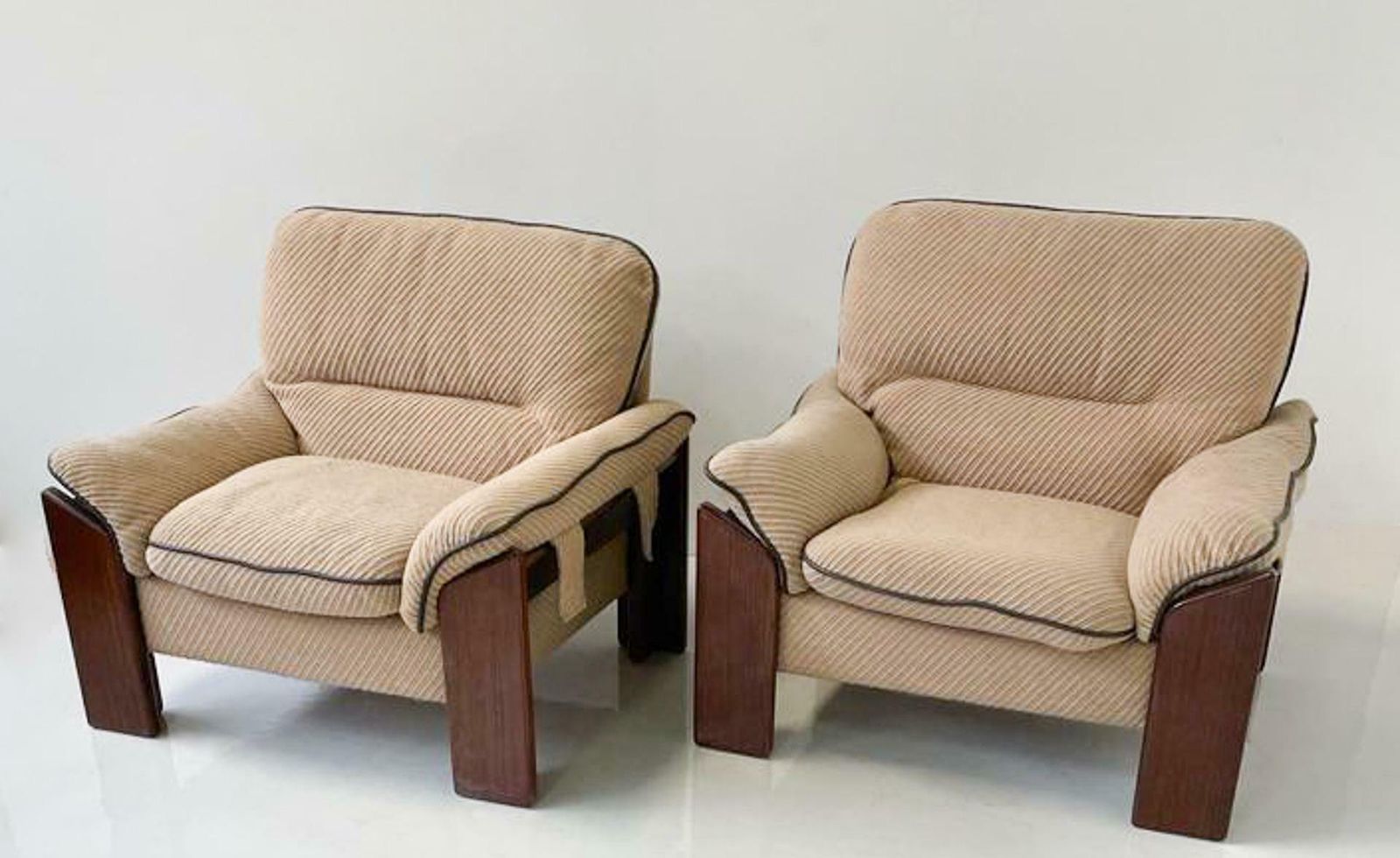 Mid Century Modern Pair Of Armchairs By Sapporo For Mobil Girgi, 1970s photo vinterior