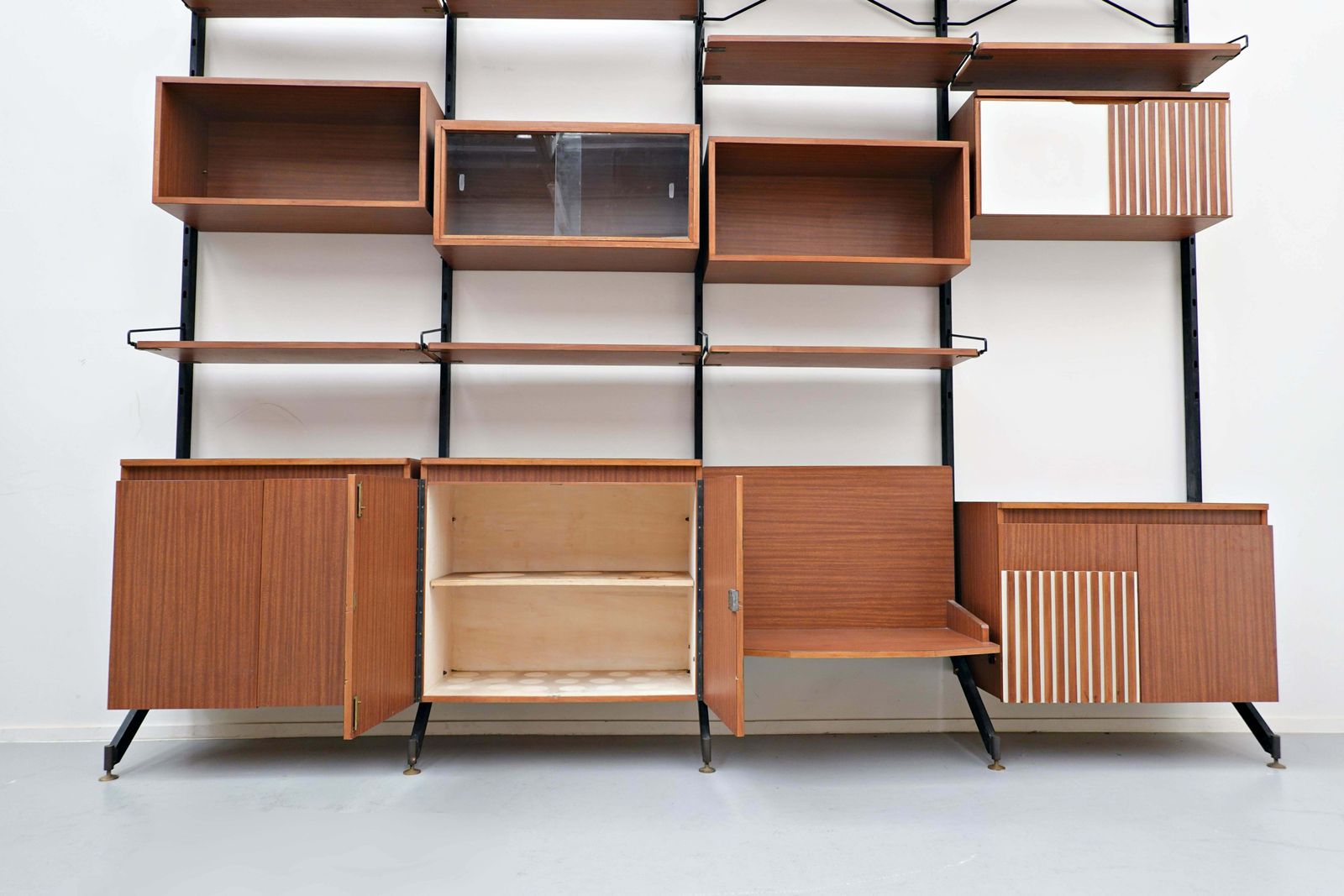 photo vintage Mid Century Modern Italian Wall Unit Model ''''Urio'''' By Ico Parisi For Mim, 1960s