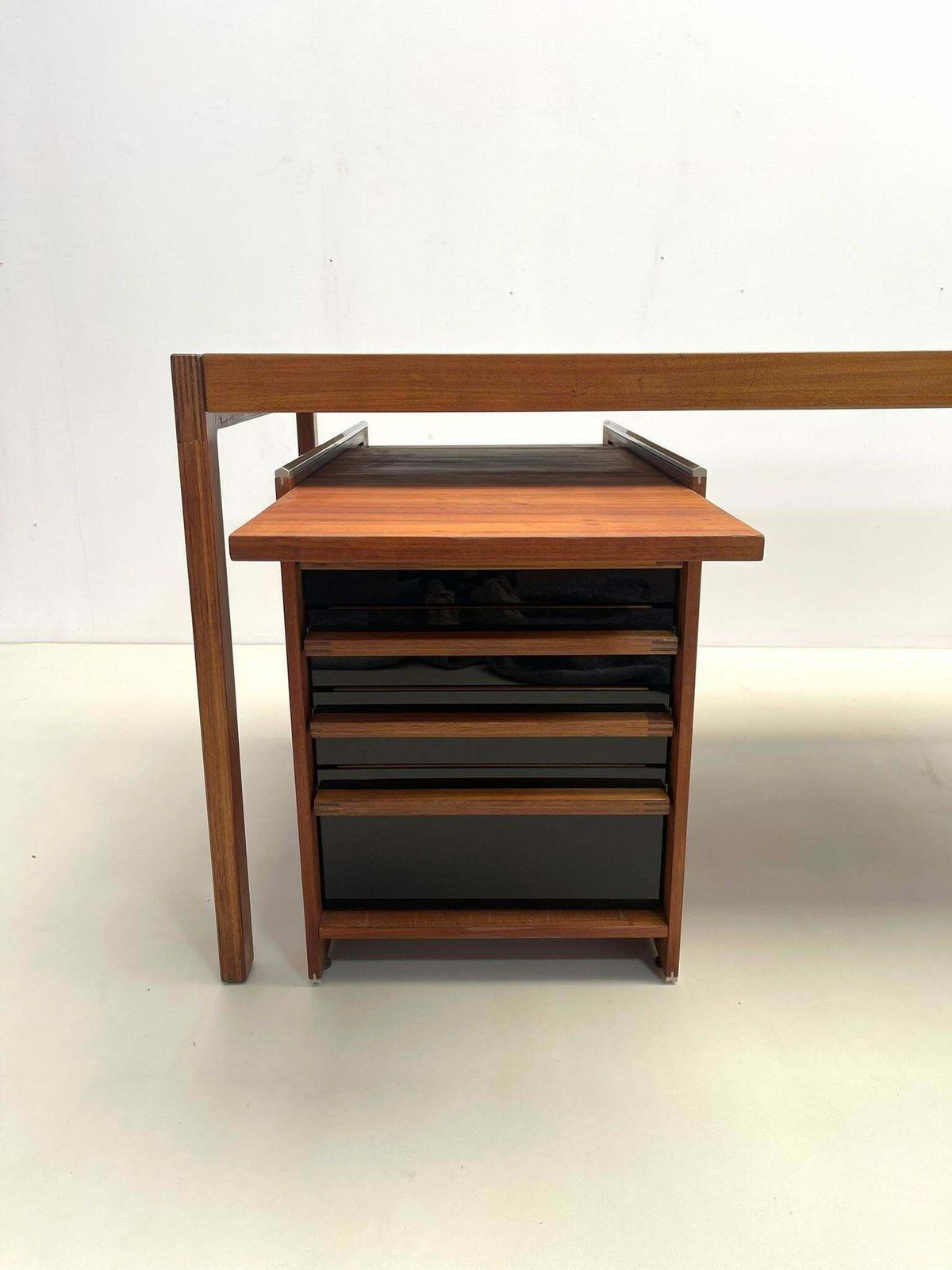 photo vintage Mid Century Wooden Scandinavian Desk With Drawers, 1960s