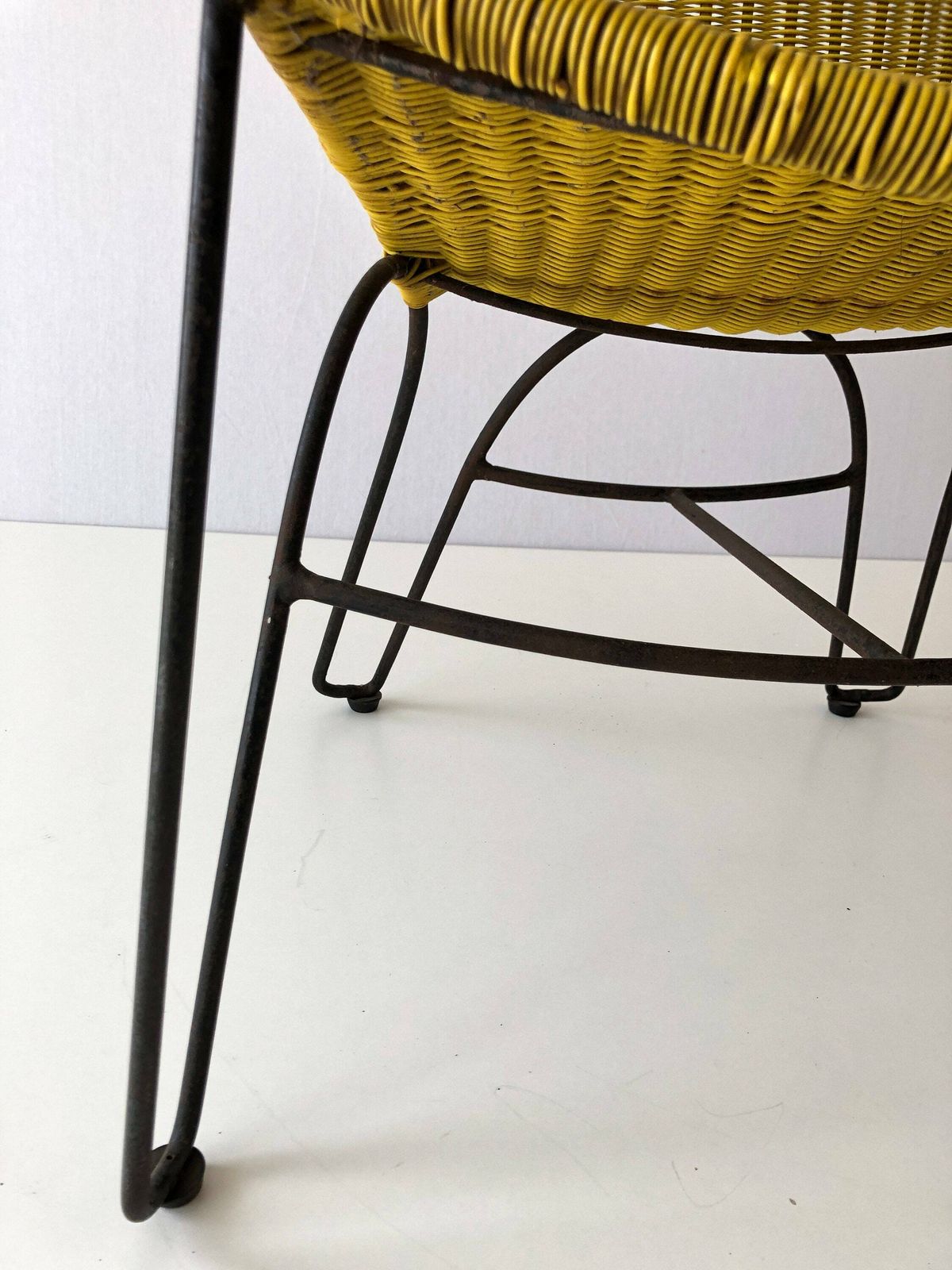 photo furniture Iconic Italian Yellow Spaghetti Circle Design Relax Chair, 1970s, Italy