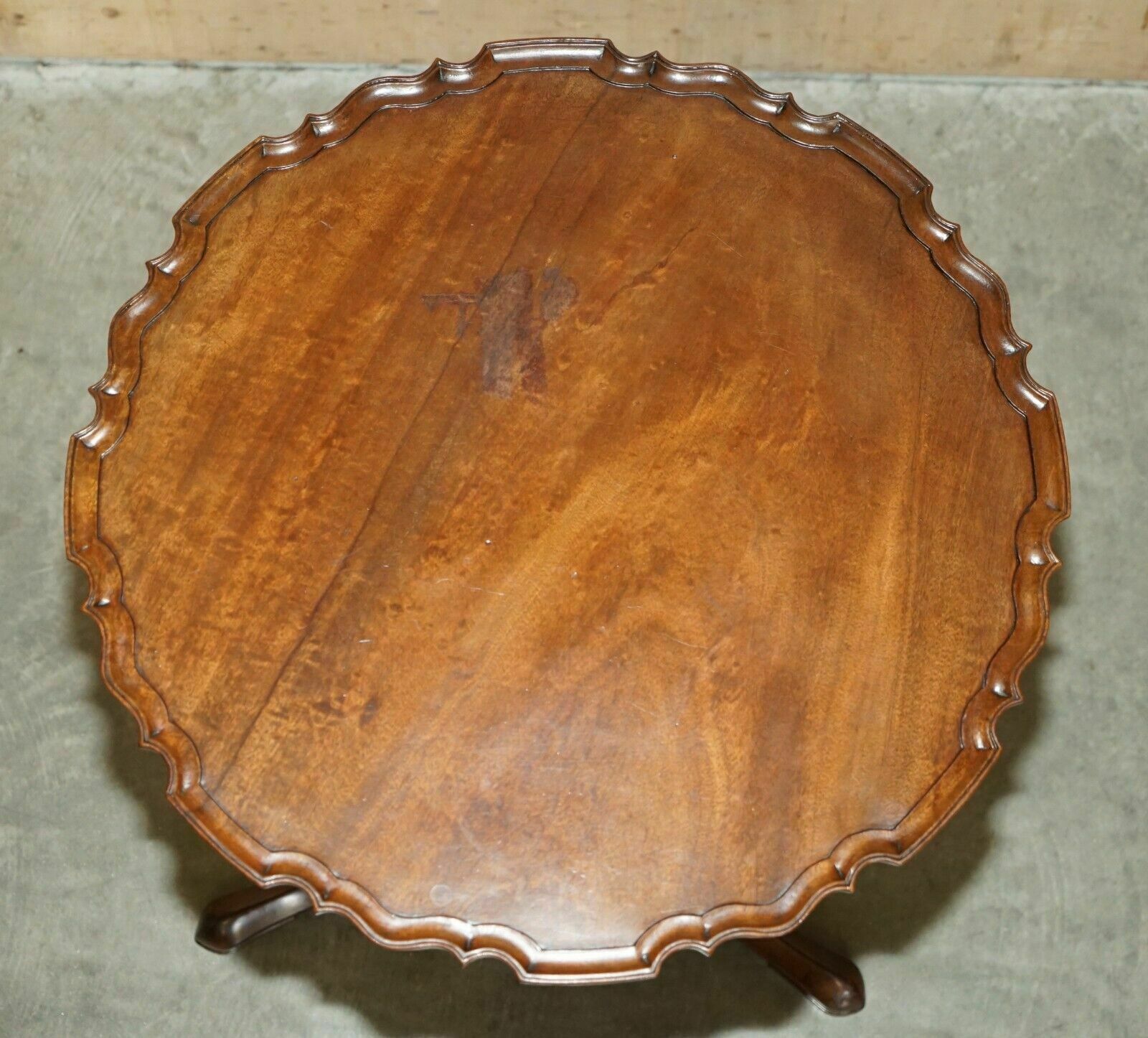 Lovely Circa 1920 Flamed Mahogany Pie Crust Edge Tripod Lamp Side End Wine Table photo for sale