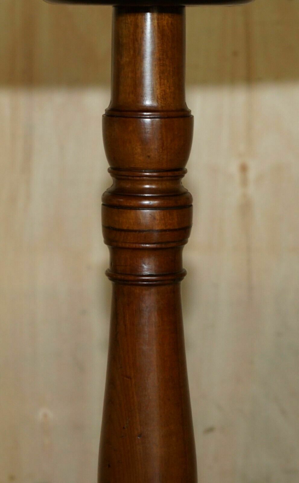 Lovely Circa 1920 Flamed Mahogany Pie Crust Edge Tripod Lamp Side End Wine Table photo vintage