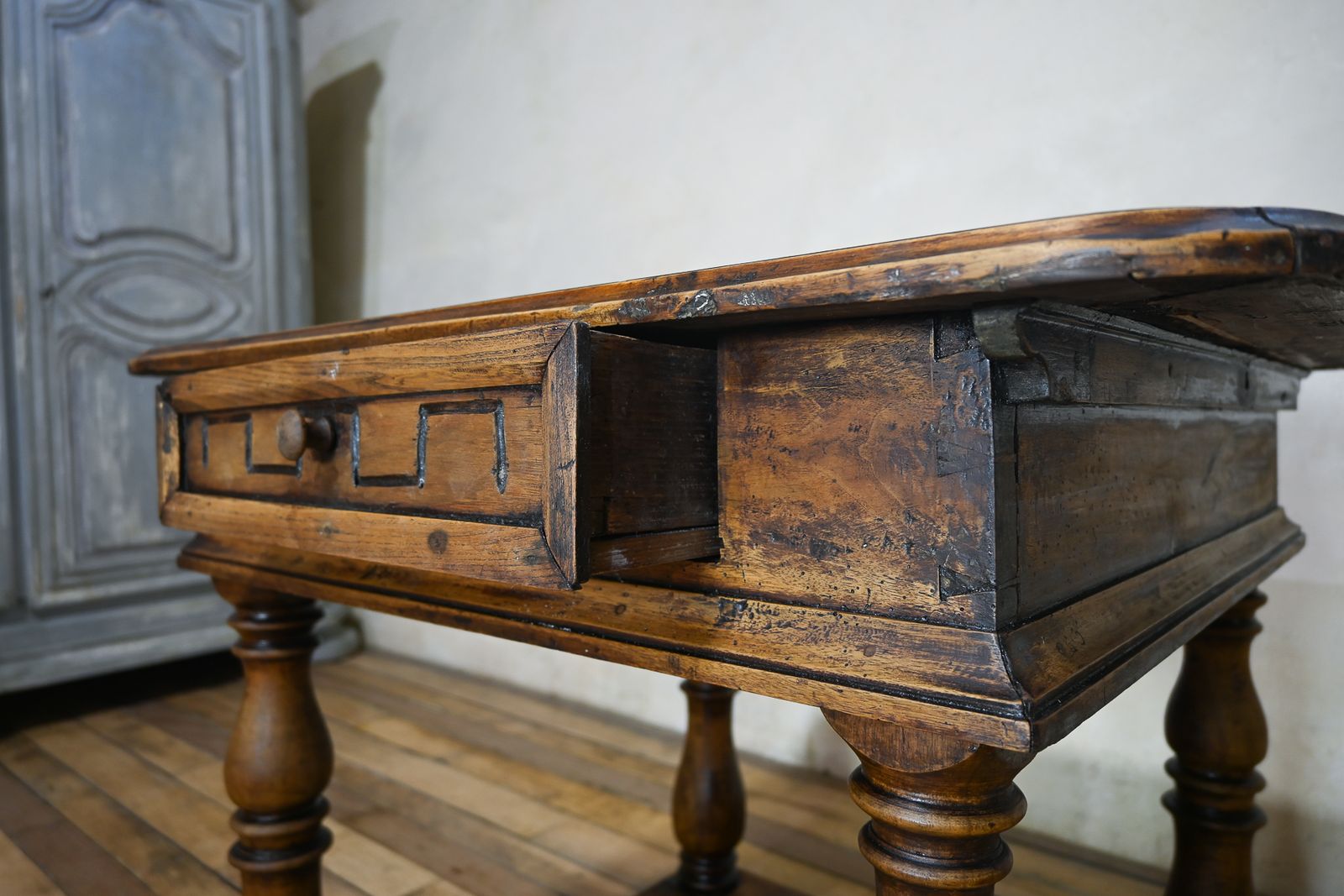 photo furniture 18th Century North Italian Walnut Centre Table