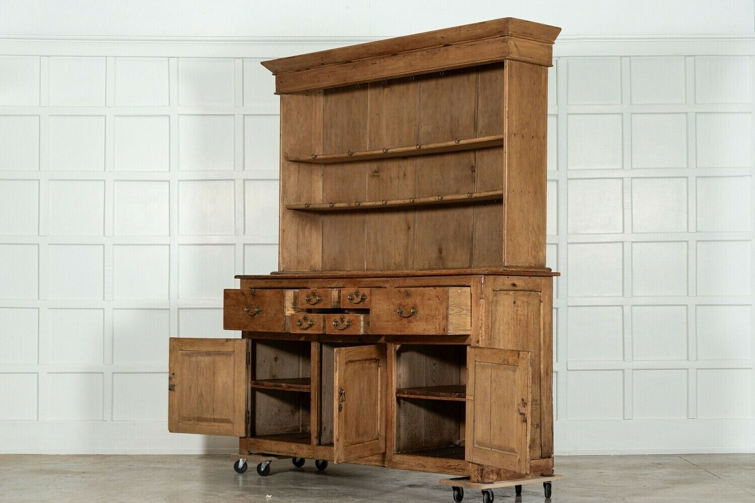 Large 19thc English Pine Dresser photo vinterior