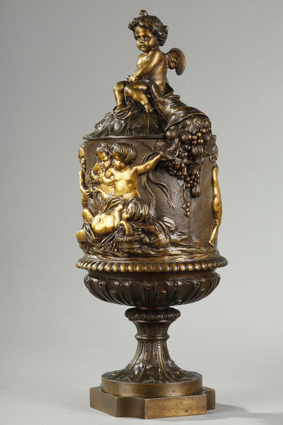 Pair Of Covered Vases, In Finely Chased Bronze With A Rich Rotating Decoration photo 4226.0