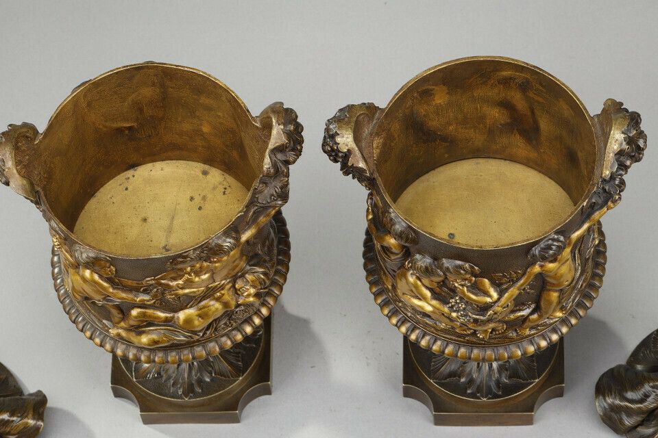 photo vintage Pair Of Covered Vases, In Finely Chased Bronze With A Rich Rotating Decoration