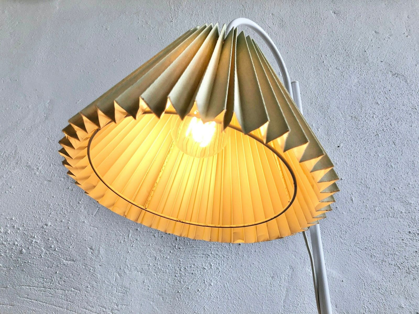 Danish Vintage Minimalist Mid Century Table Lamp In White Painted Metal With Pastel Green Pleated Shade photo vintage