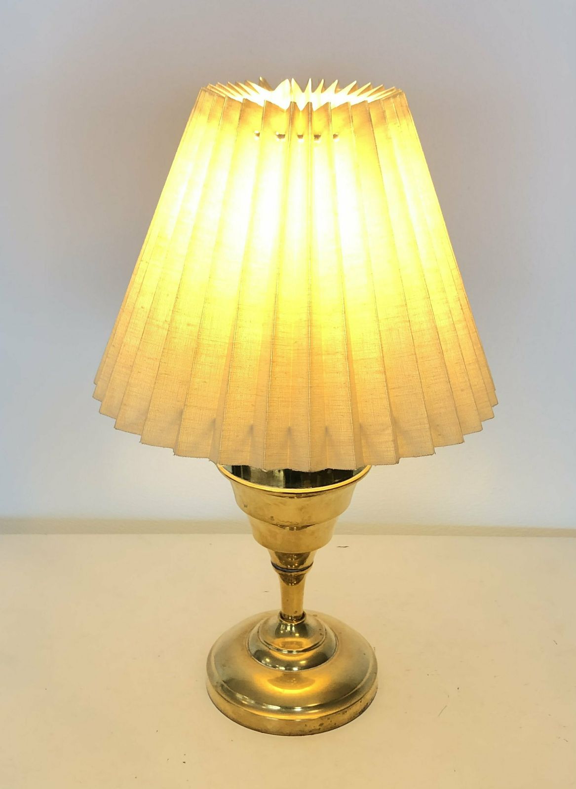 Danish Beautiful Vintage Art Deco Table Lamp With Brass Base And Beige Pleated Shade photo 233.0