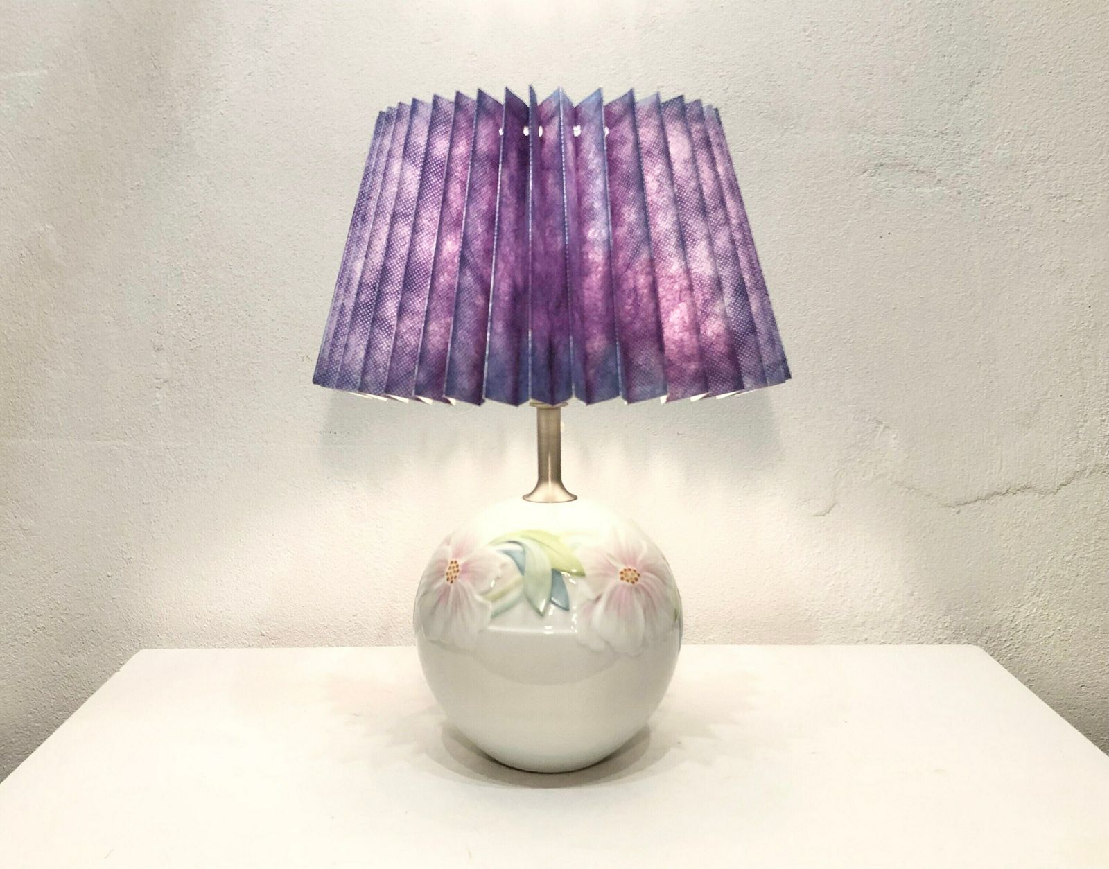 Lampe de table Royal Copenhagen Deauville en porcelaine danoise vintage, à décoration florale et abat-jour violet, par Annegrete Halling Koch