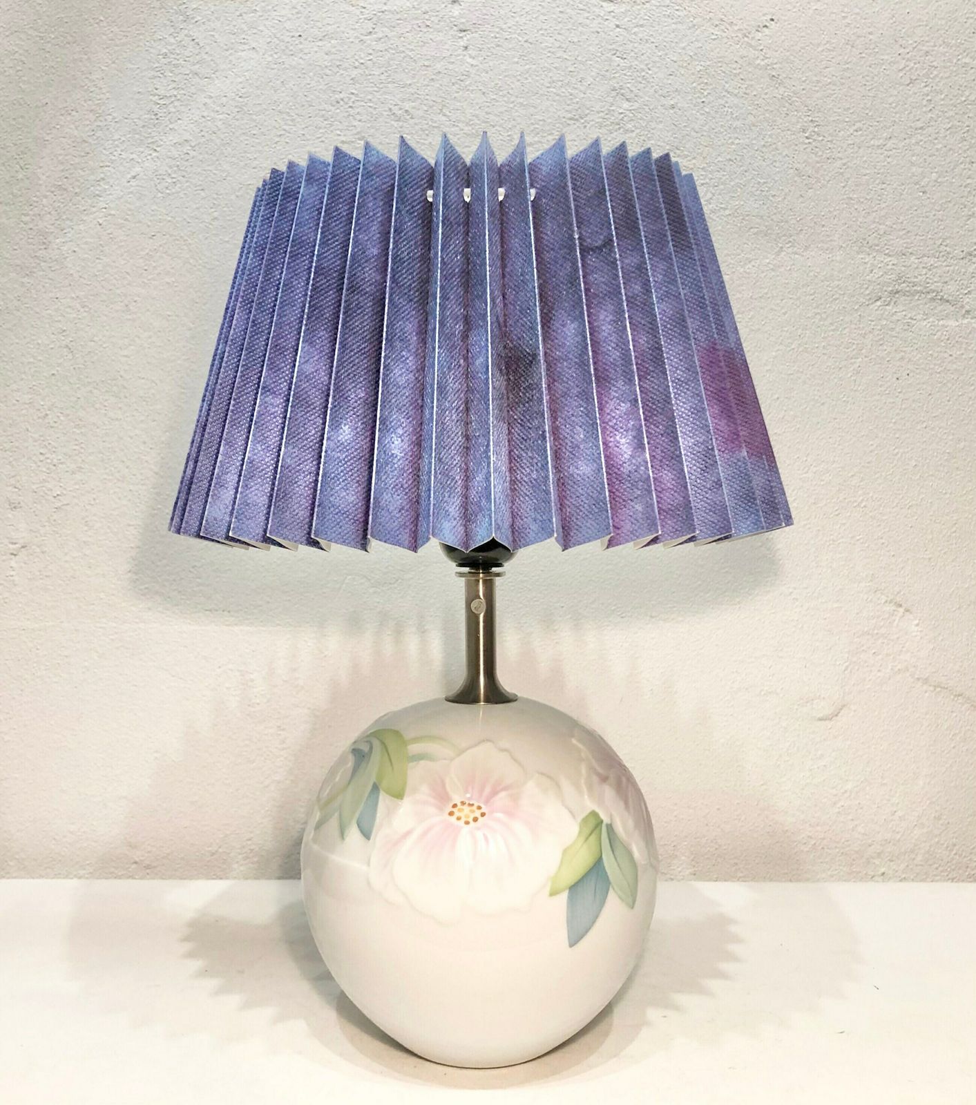Lampe de table Royal Copenhagen Deauville en porcelaine danoise vintage, à décoration florale et abat-jour violet, par Annegrete Halling Koch photo Luminaires