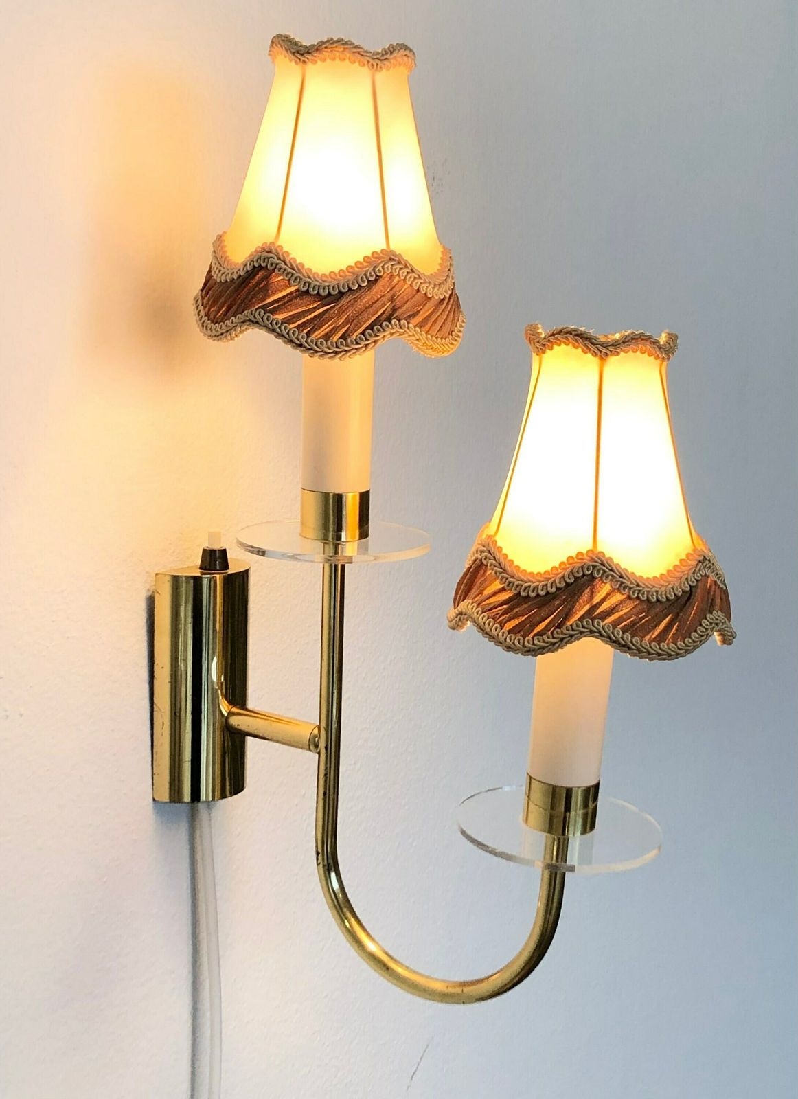 Deense mid-century messing wandlamp met twee fittingen en organische vormgeving met vintage kapjes photo furniture