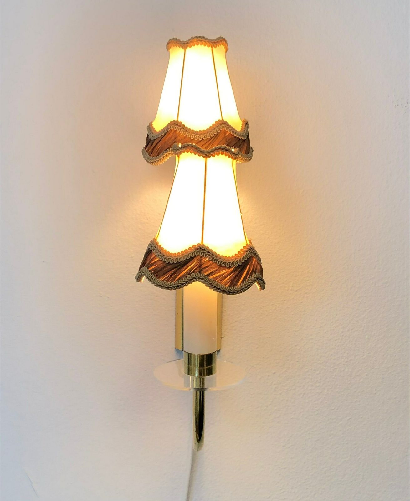 Deense mid-century messing wandlamp met twee fittingen en organische vormgeving met vintage kapjes photo for sale