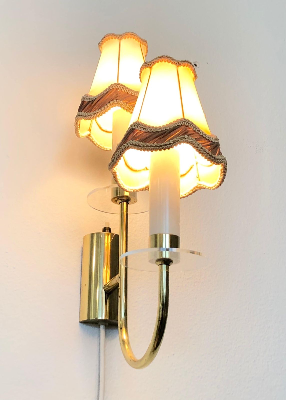 Deense mid-century messing wandlamp met twee fittingen en organische vormgeving met vintage kapjes photo Verlichting