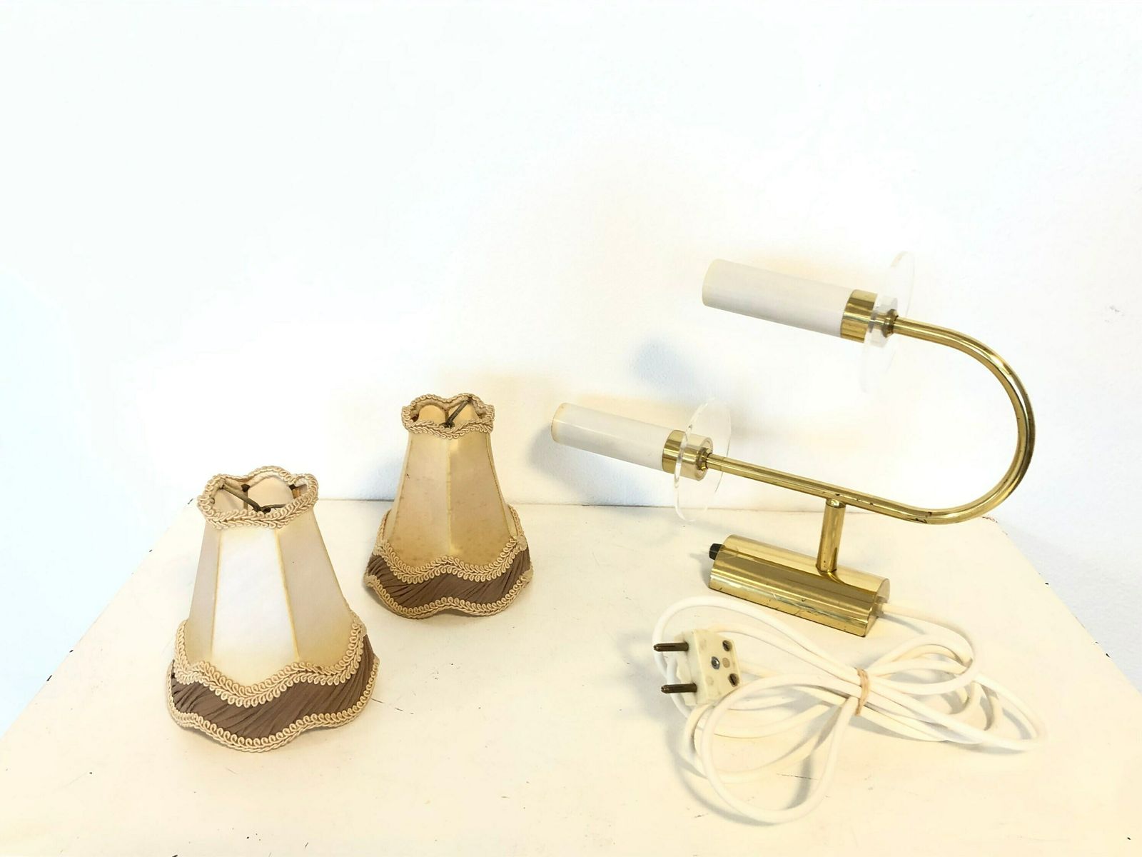 Deense mid-century messing wandlamp met twee fittingen en organische vormgeving met vintage kapjes photo buy