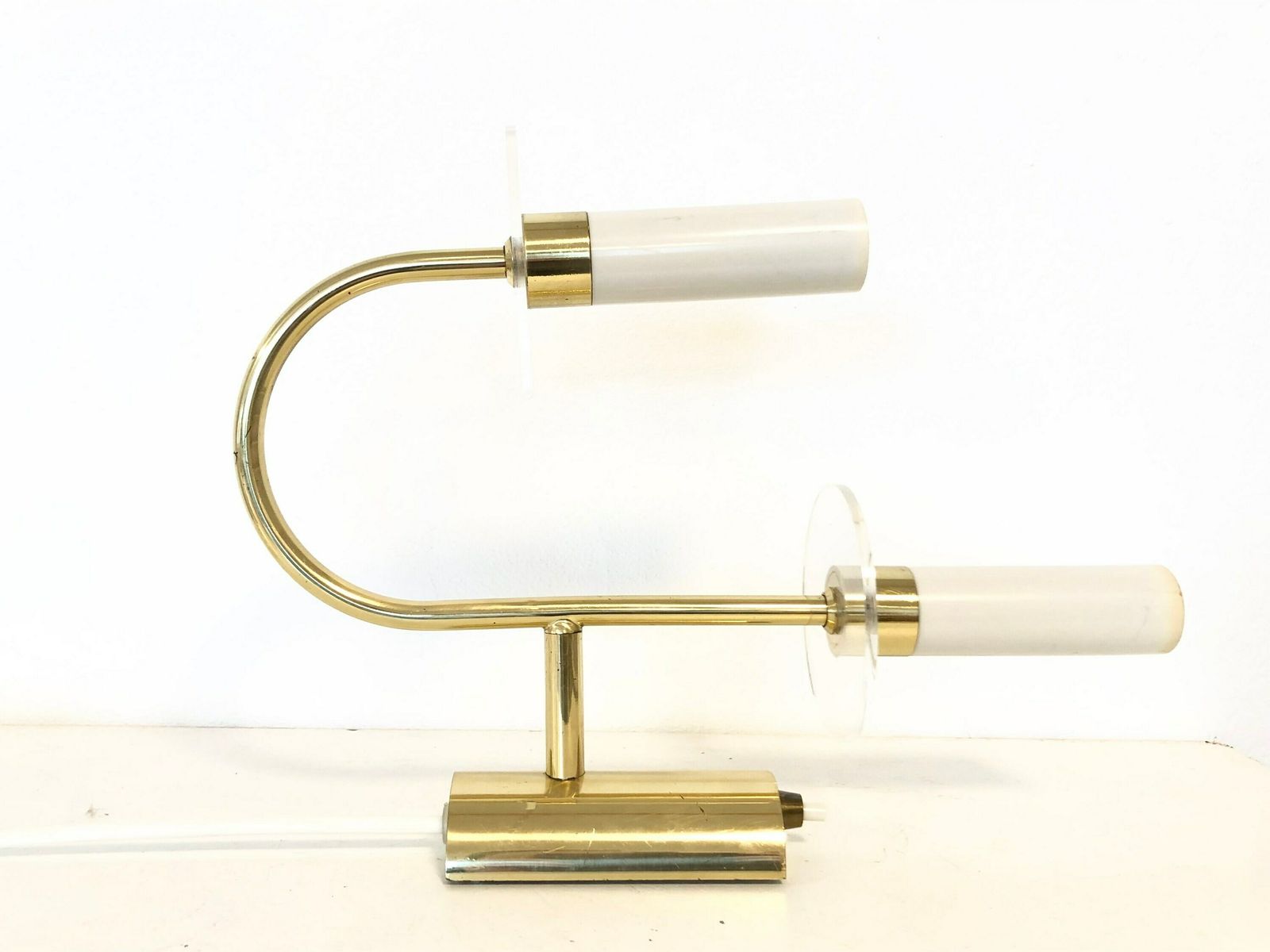 photo furniture Deense mid-century messing wandlamp met twee fittingen en organische vormgeving met vintage kapjes