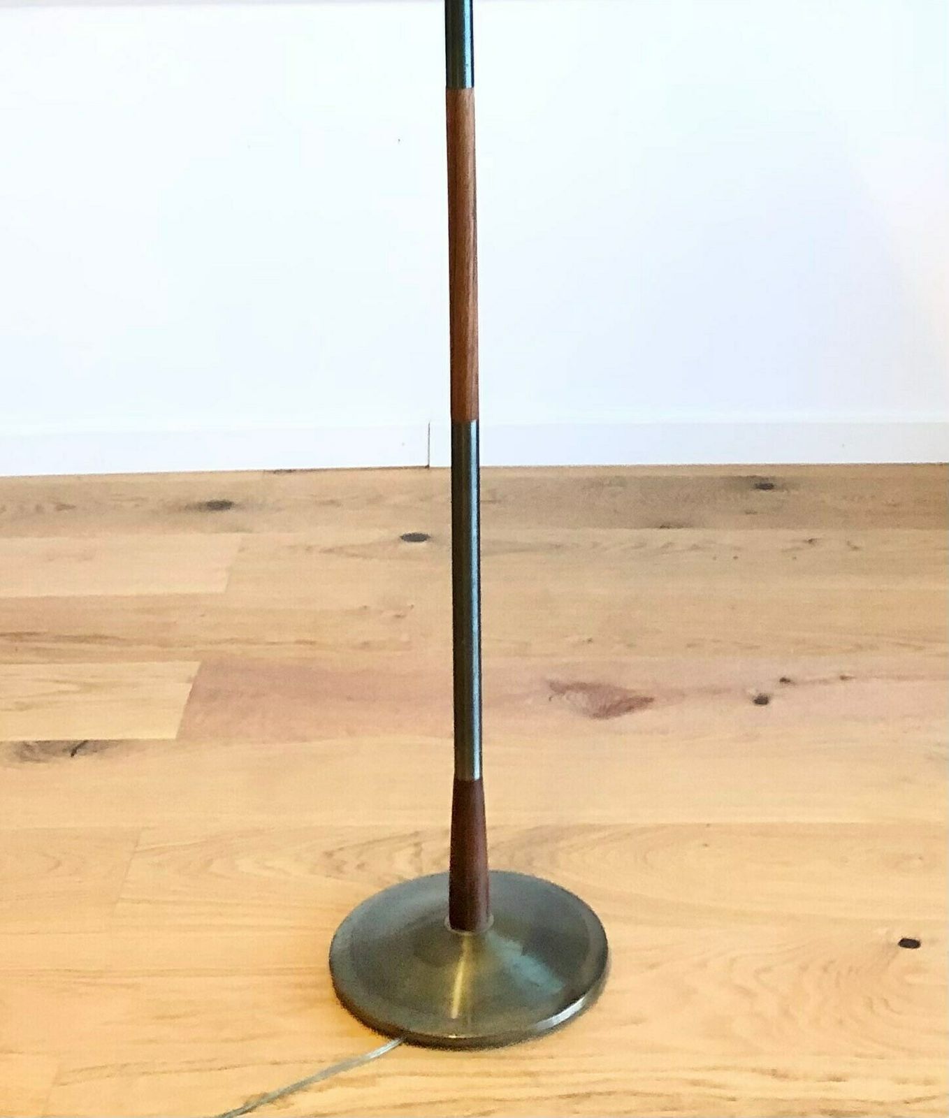 photo furniture Exclusive Vintage Mid Century Danish Floor Lamp In Metal With Teak Wood Details And Large Original Le Klint White Pleated Shade