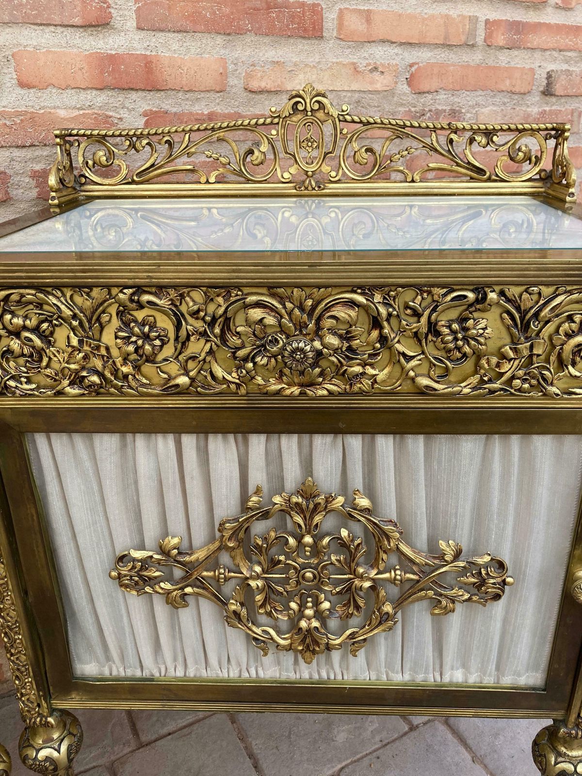 photo furniture Tables de chevet vitrines françaises en bronze XIXe siècle, portes en verre et tiroir en laiton