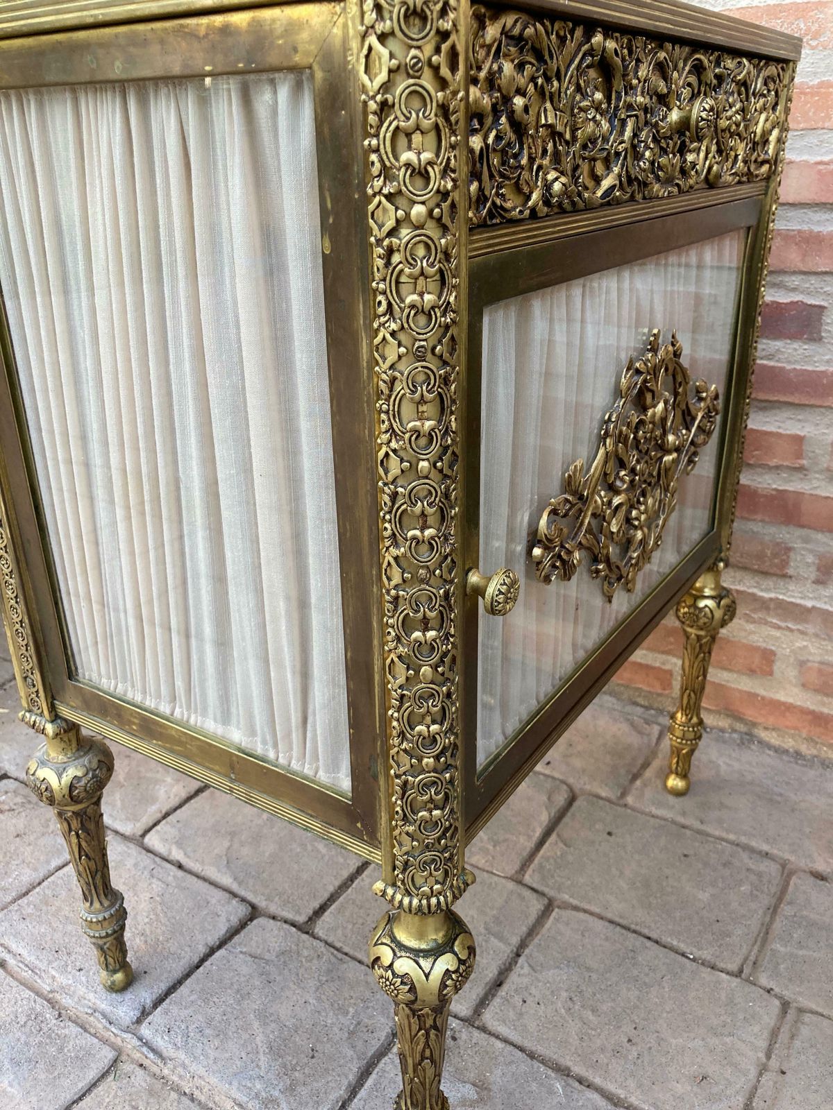 photo for sale Tables de chevet vitrines françaises en bronze XIXe siècle, portes en verre et tiroir en laiton