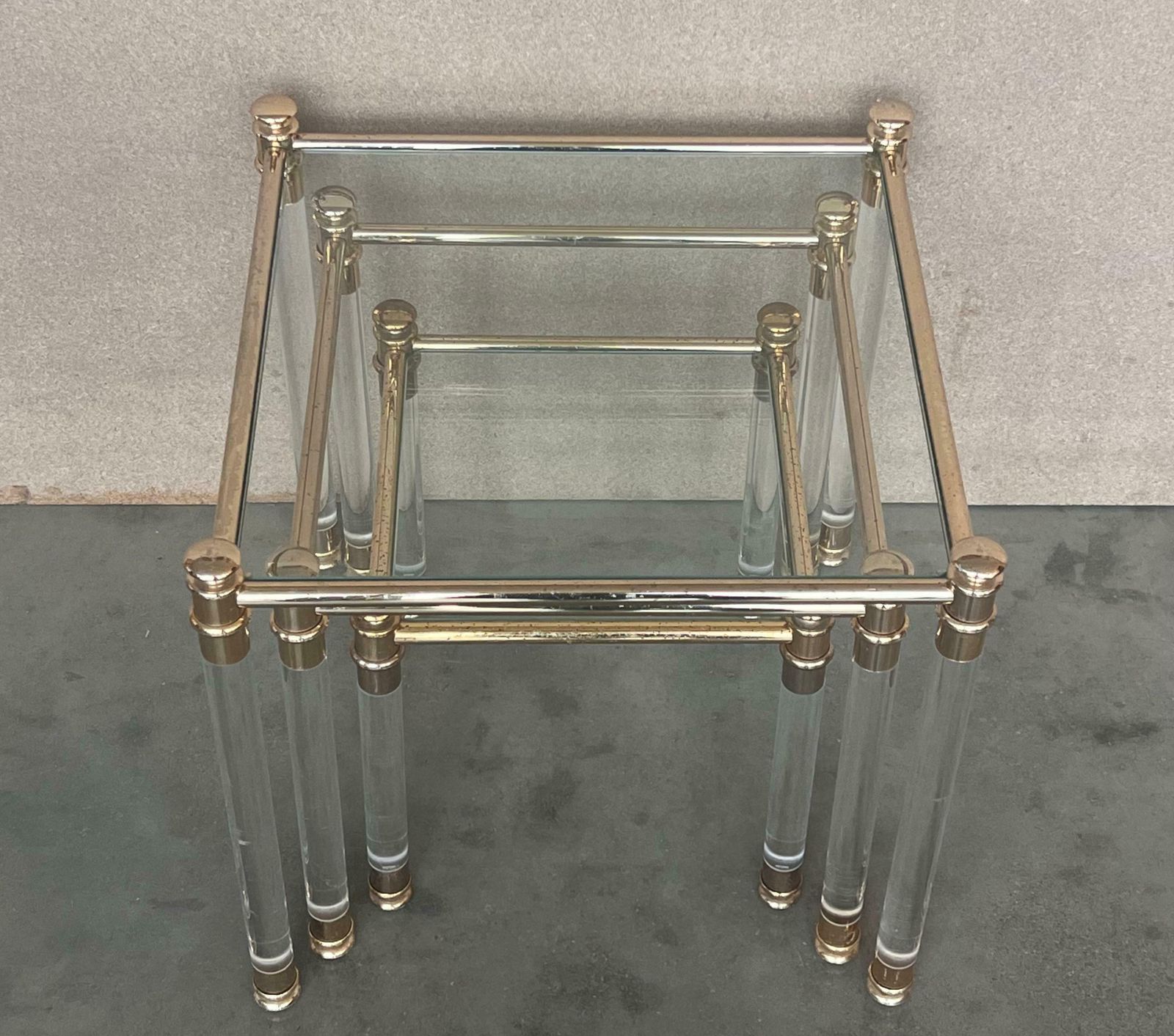 Série de trois tables gigognes vintage en Lucite et laiton, plateau en verre photo Mobilier