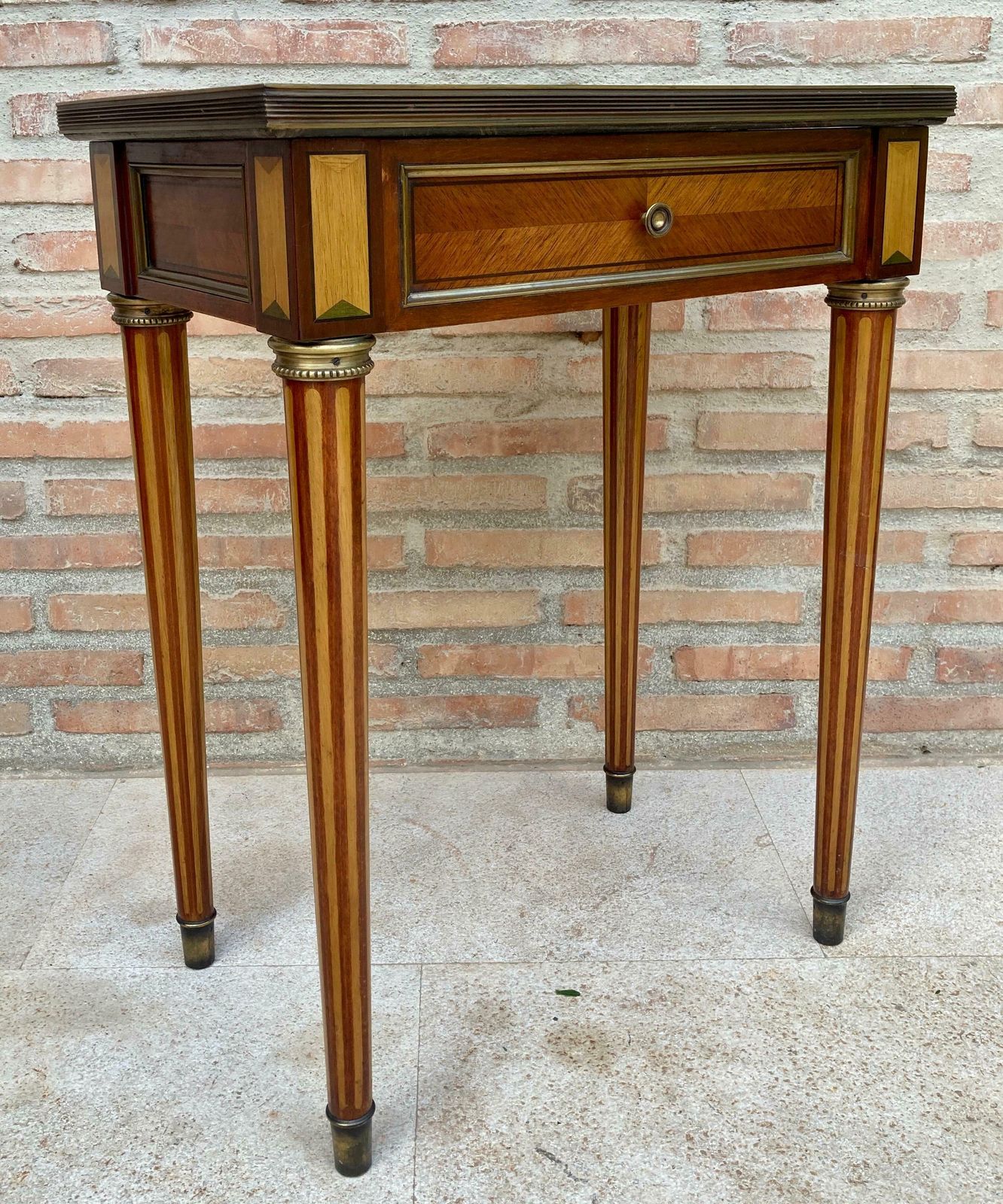 Table d'appoint néoclassique en acajou, pieds cannelés et marbre vert, années 1920 photo for sale