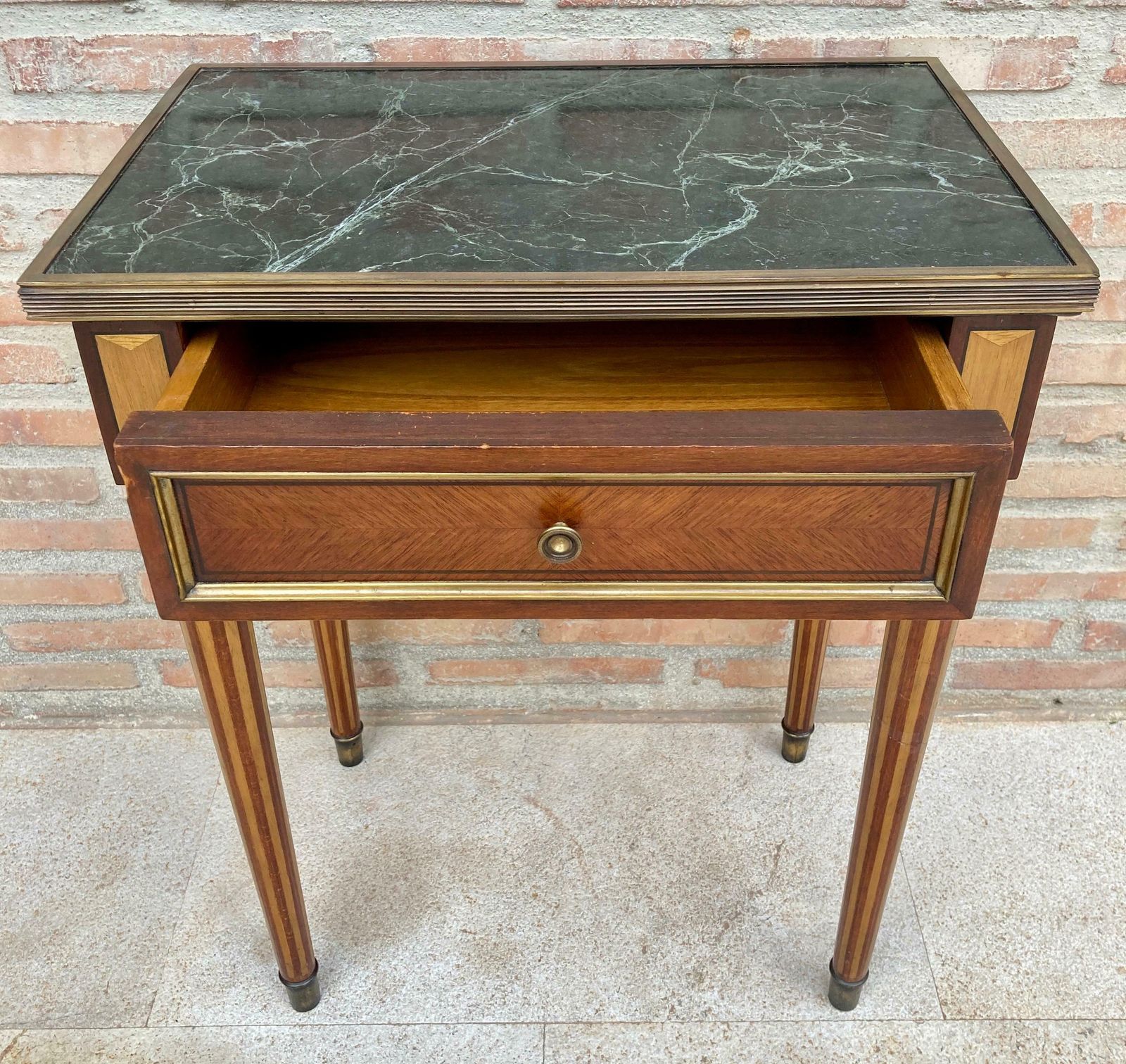 Table d'appoint néoclassique en acajou, pieds cannelés et marbre vert, années 1920 photo vinterior
