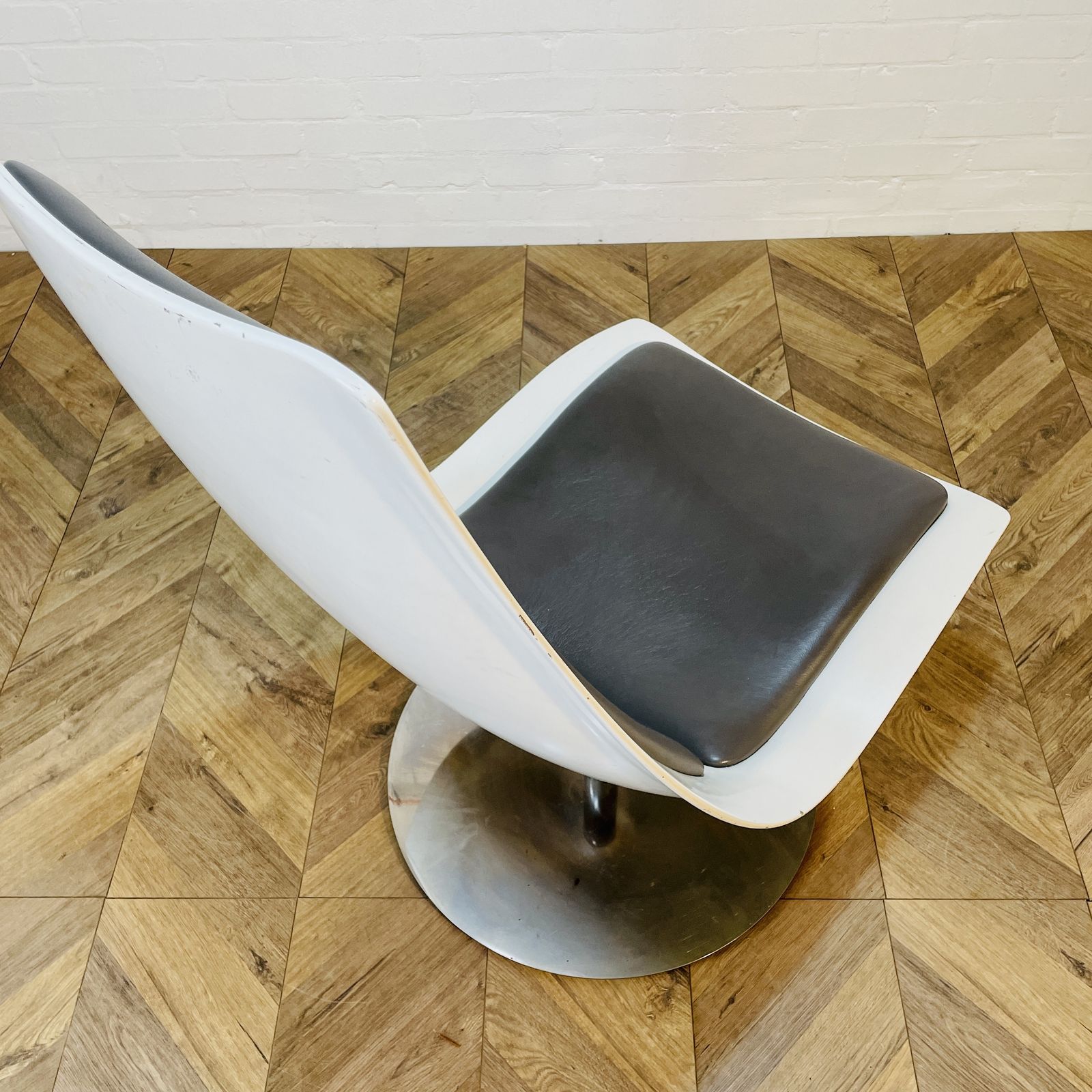 photo buy Vintage Xpo Swivel Chair By Bo Concept On Chrome Base