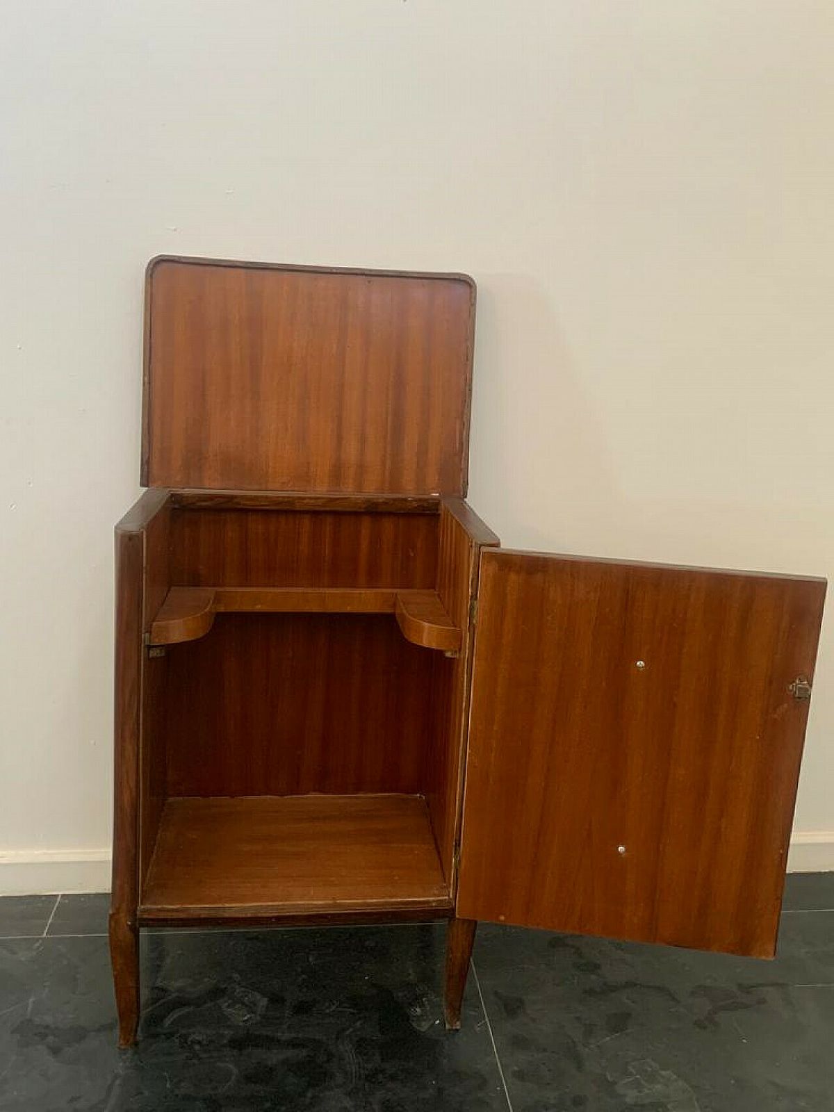 photo furniture Feather Cherry Wood Chest Of Drawers, Late 18th Century