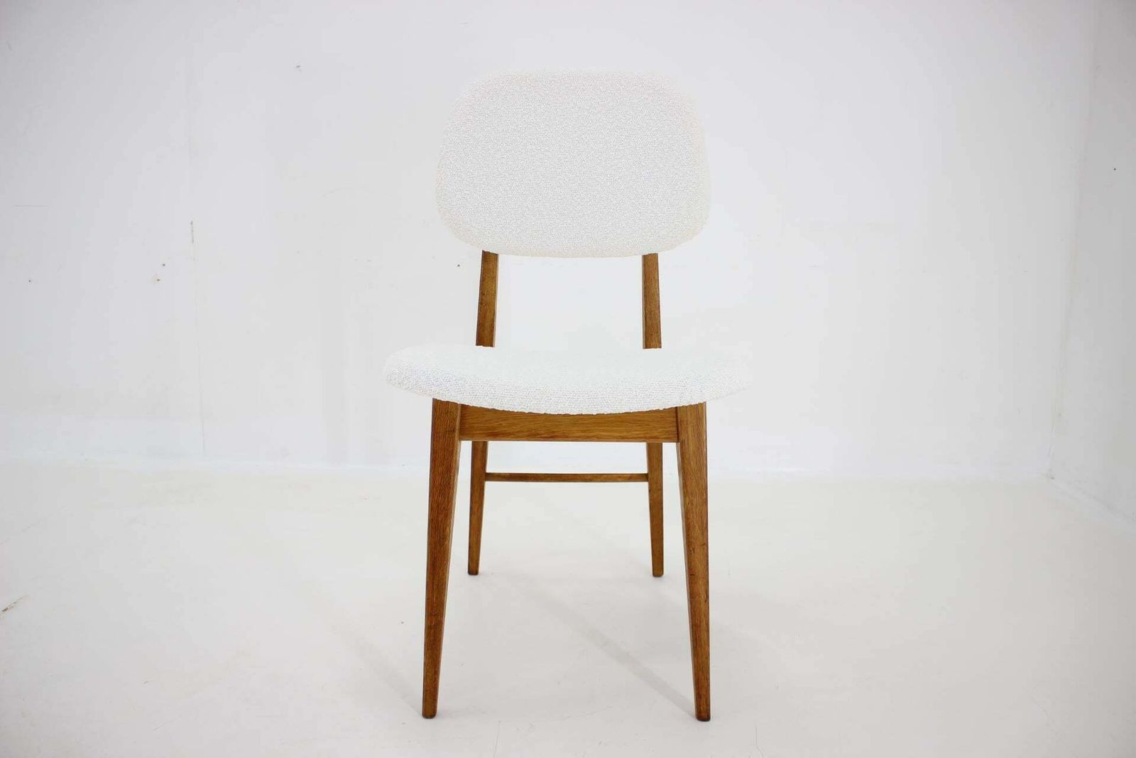 photo vintage 1960s Set Of Three Oak Dining Chairs In Boucle, Czechoslovakia