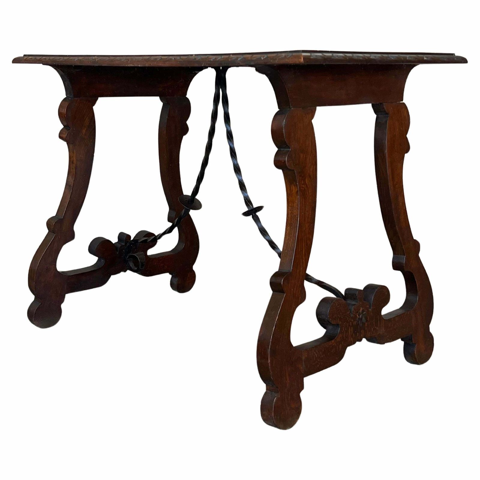 Table d'appoint en noyer, pieds en lyre sculptés et plateau sculpté, Espagne, XIXe siècle