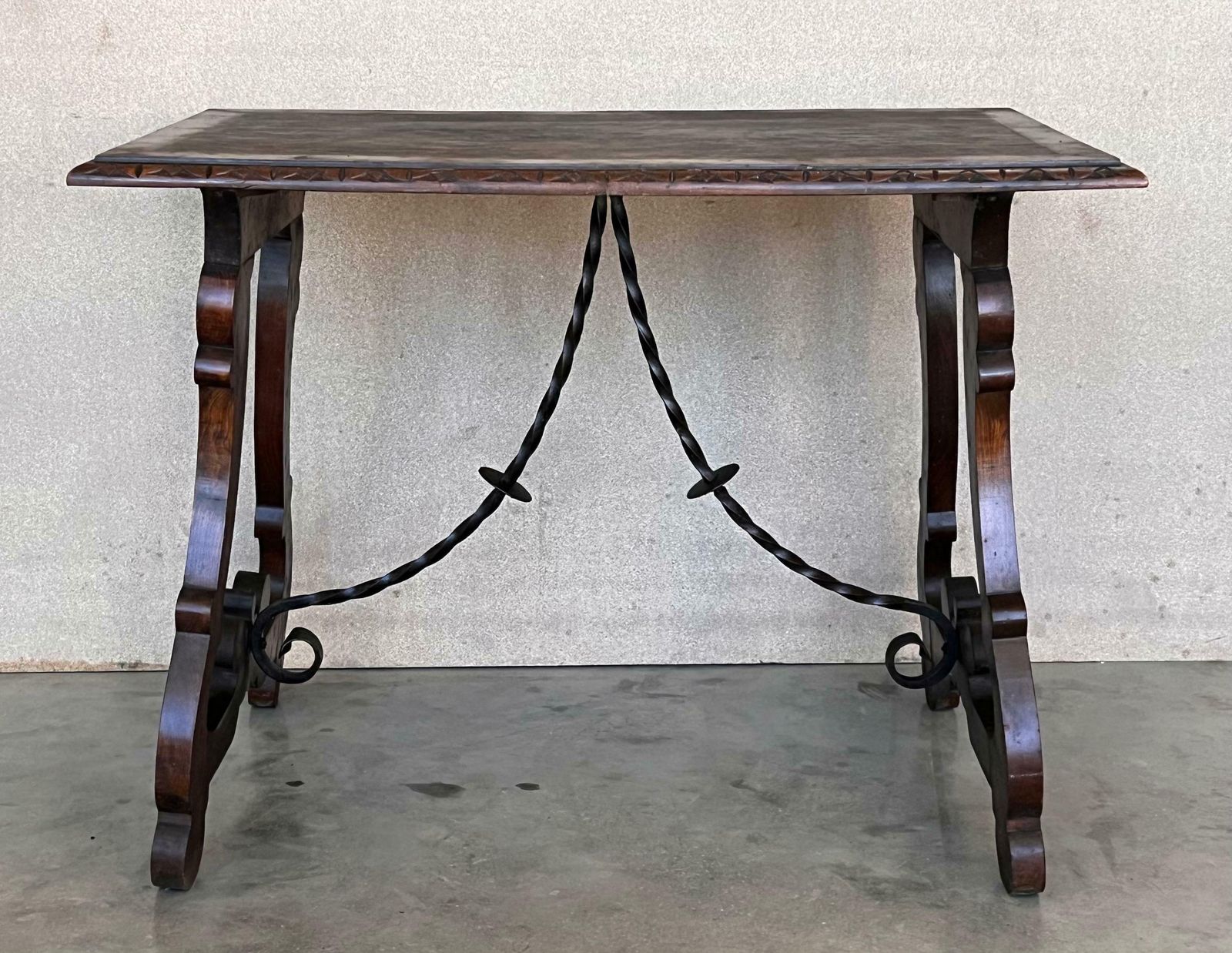 Table d'appoint en noyer, pieds en lyre sculptés et plateau sculpté, Espagne, XIXe siècle photo furniture