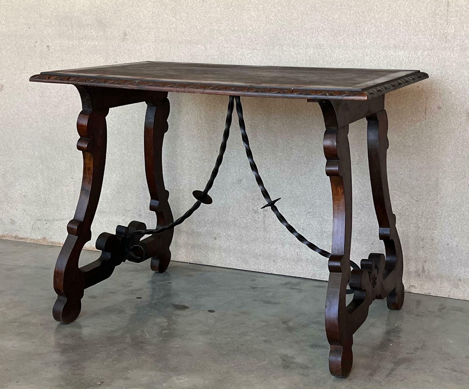 Table d'appoint en noyer, pieds en lyre sculptés et plateau sculpté, Espagne, XIXe siècle photo Mobilier