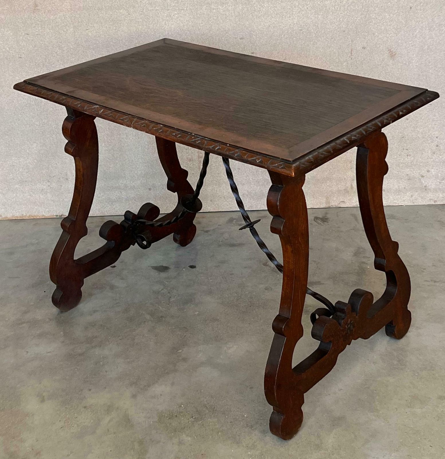 Table d'appoint en noyer, pieds en lyre sculptés et plateau sculpté, Espagne, XIXe siècle photo buy