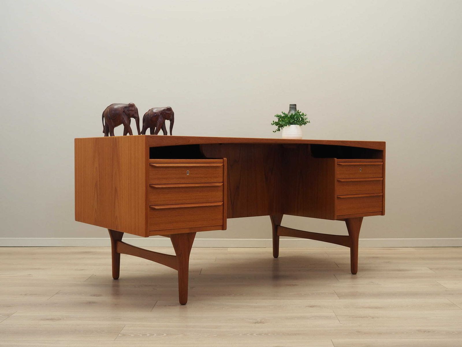 Teak Desk, Danish Design, 1960s, Designer: Vald Mortensen, Production: Odense photo 3939.0