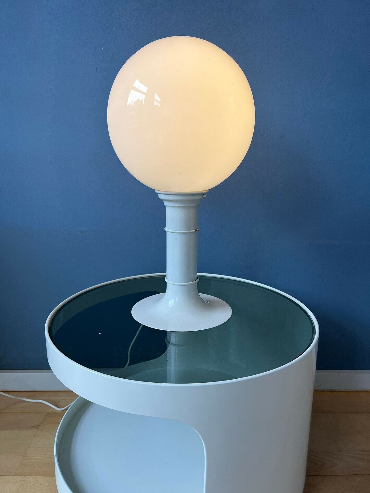 Witte Space Age Tafellamp Van Woja Holland Met Opaline Glazen Kap photo for sale
