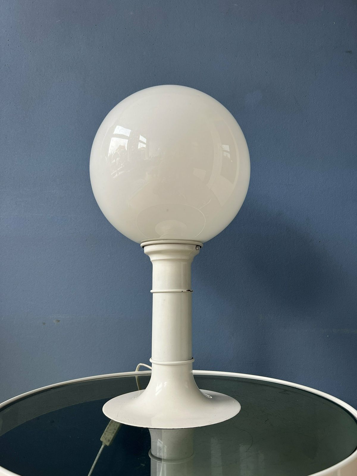 Witte Space Age Tafellamp Van Woja Holland Met Opaline Glazen Kap photo vinterior