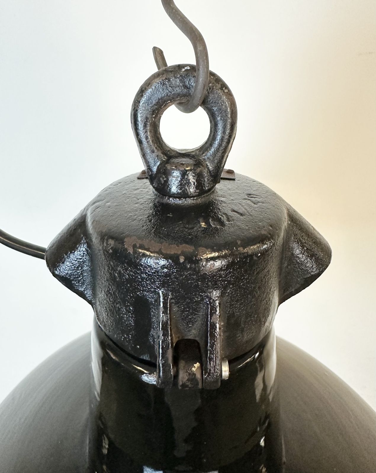 photo vinterior Industrial Black Enamel Factory Lamp With Cast Iron Top, 1950s