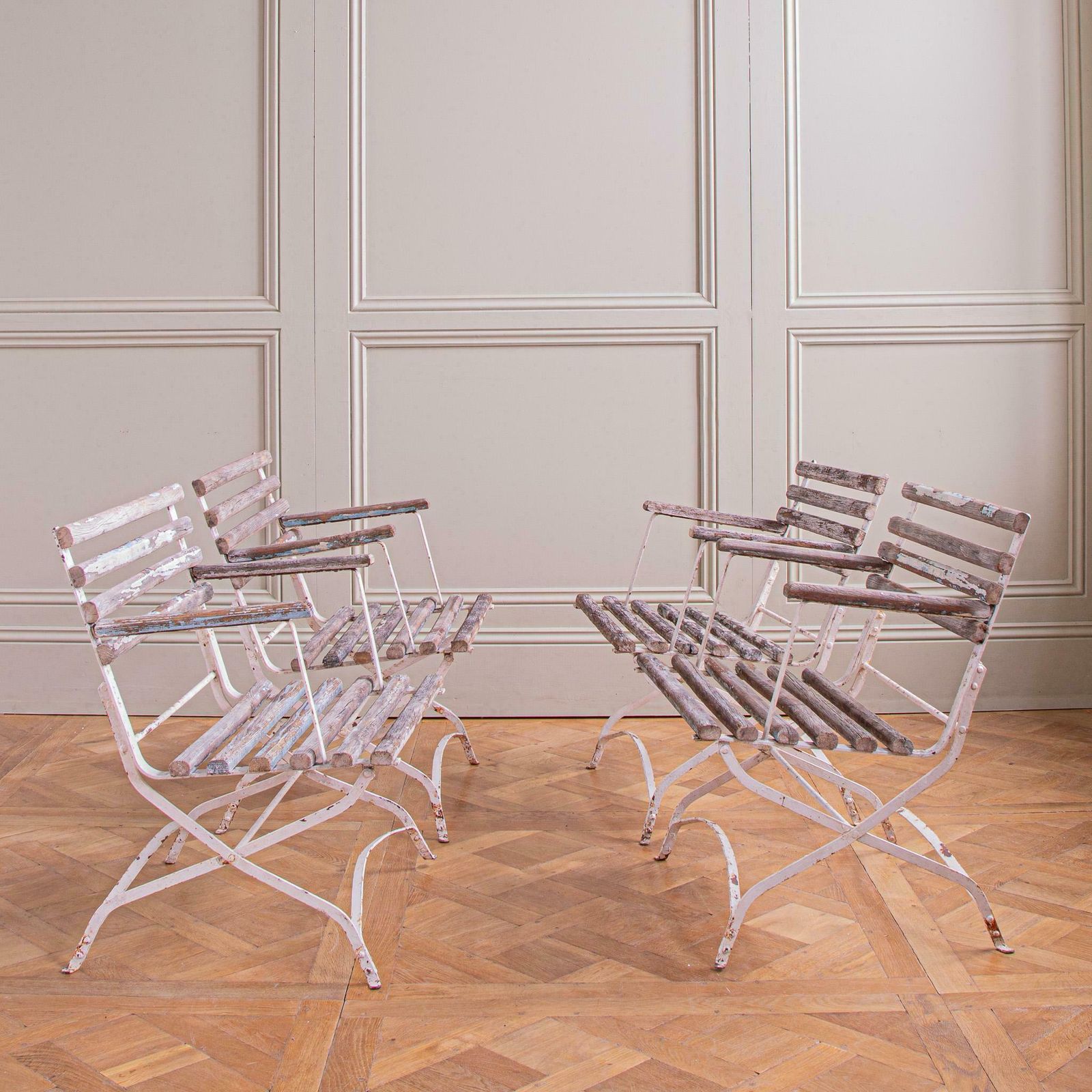 photo furniture Set Of 4 French Wood Slatted Garden Armchairs With Metal Frame