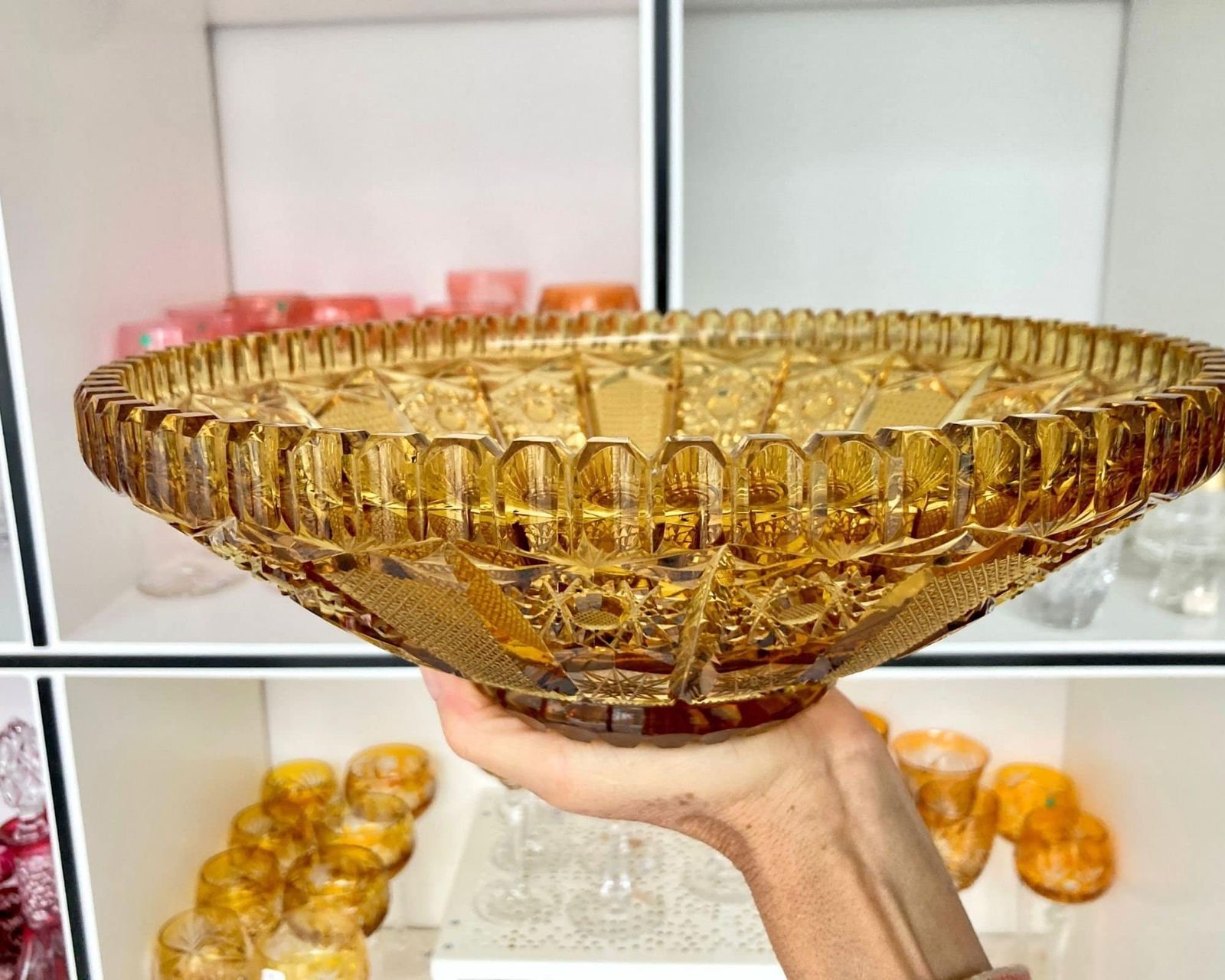 Geslepen Kristallen Schaal In Barnsteenkleur | Geel Kristal | Opvallend Formaat photo Woonaccessoires