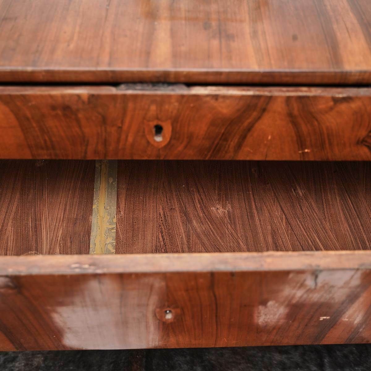 Ladekast Met Drie Lades En Paneeldeuren photo buy