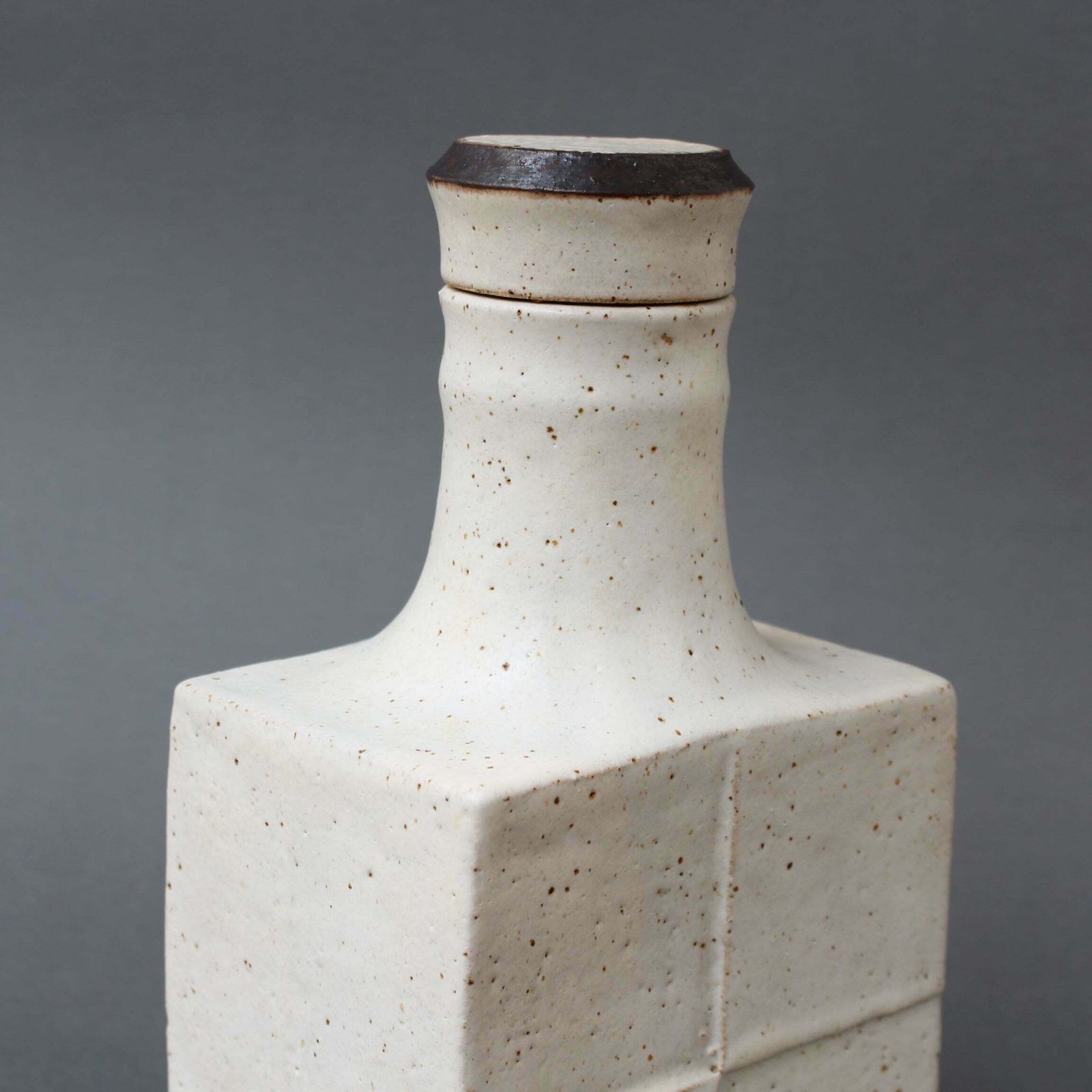 photo vintage Vintage Italian Decorative Ceramic Bottle By Bruno Gambone (Circa 1980s)