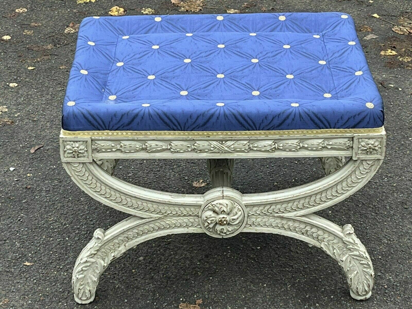 585.0 Country Home Stool / Seat, Carved Frame, Lift Of Cushion photo