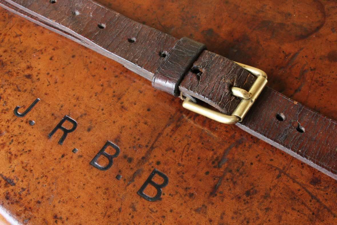 Leather Cartridge Case. Army & Navy Shotgun Hunting Gun Magazine Box. photo vinterior